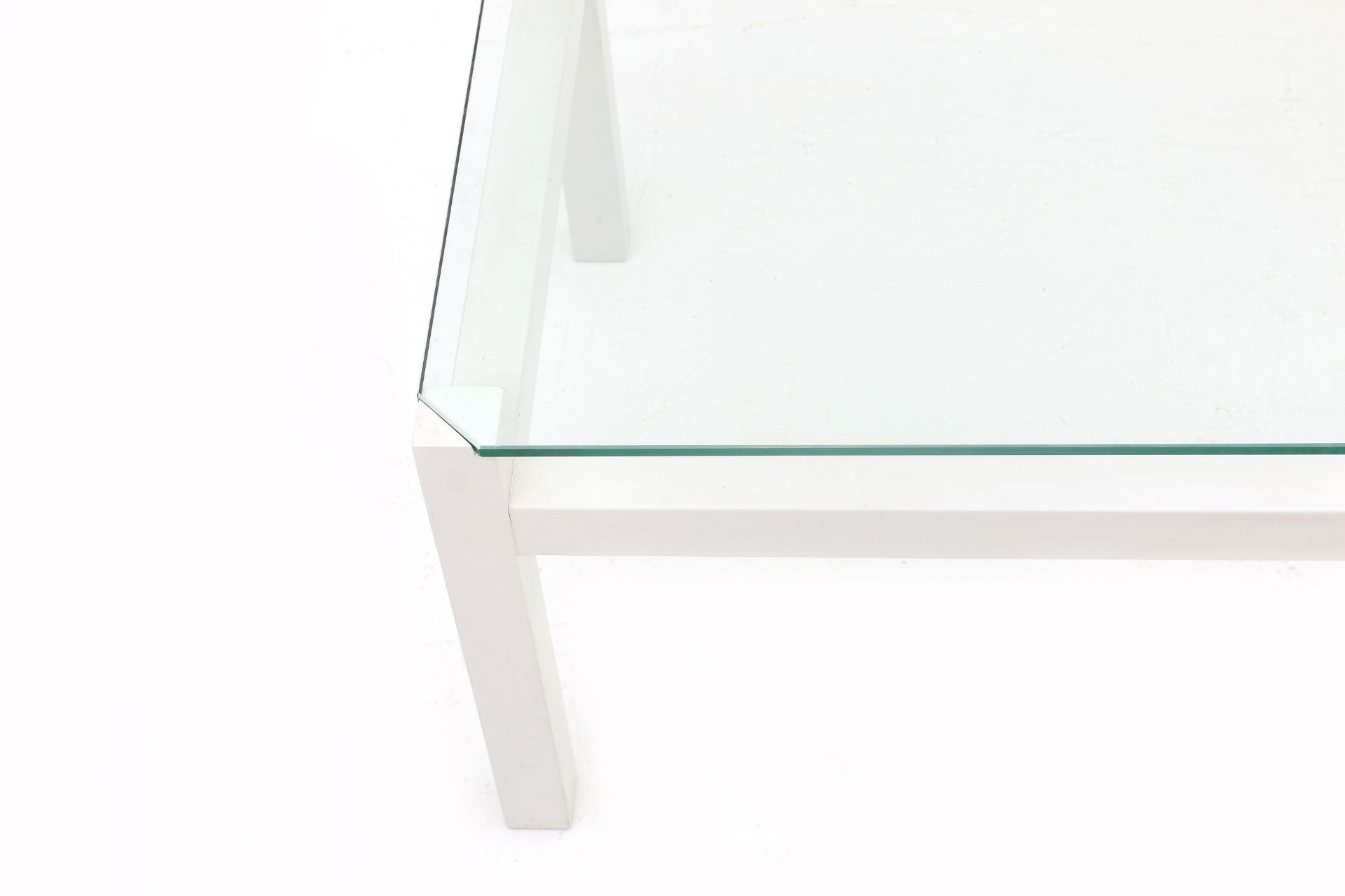 Kho Liang Ie (1927-1975) A rectangular section white lacquered wooden and glass coffee table, - Bild 3 aus 5