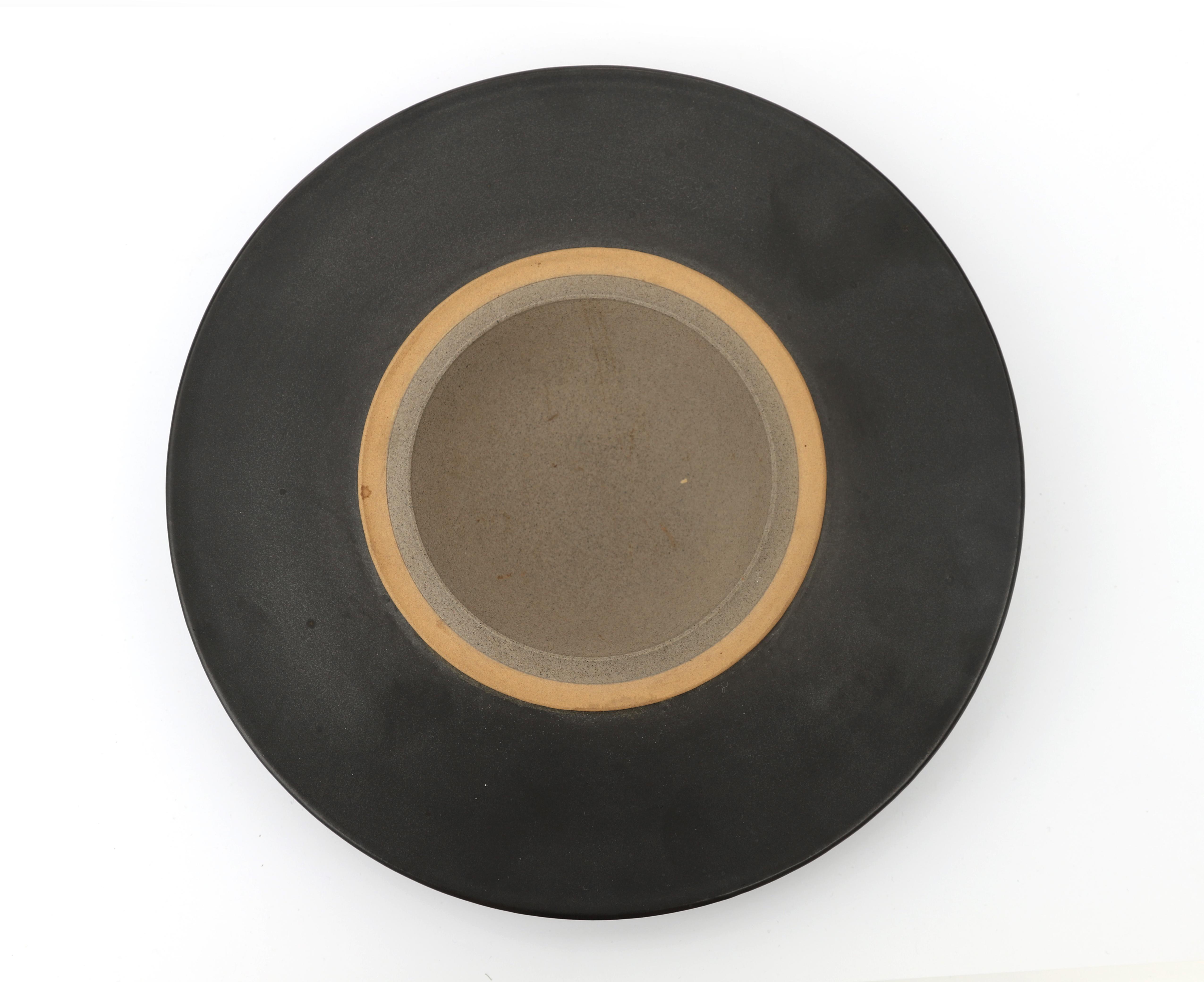 Kyra Spieker (1957) A stoneware bowl shaped as a hat, the rim glazed in black, the centre - Image 4 of 5