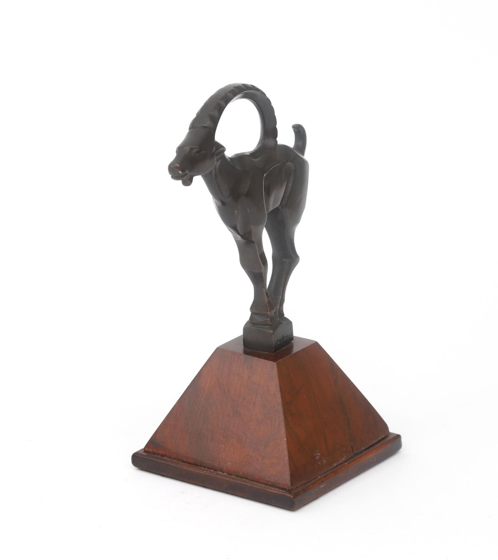 Johannes Bosma (1879-1960) A patinated bronze ibex on walnut base, 1920s, signed to the foot. 15 cm. - Bild 2 aus 4