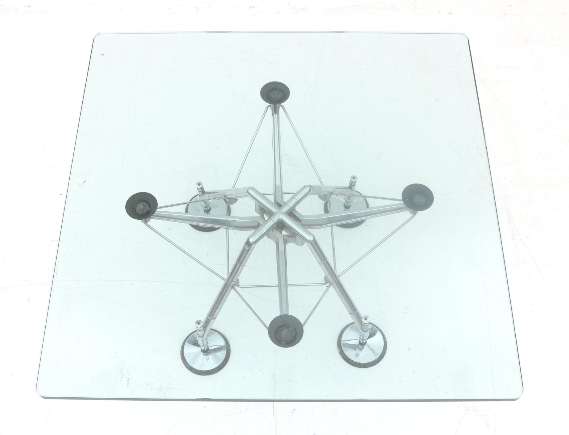 Norman Foster (1935) A chromium plated metal coffee table with square section glass top, from the - Bild 4 aus 4
