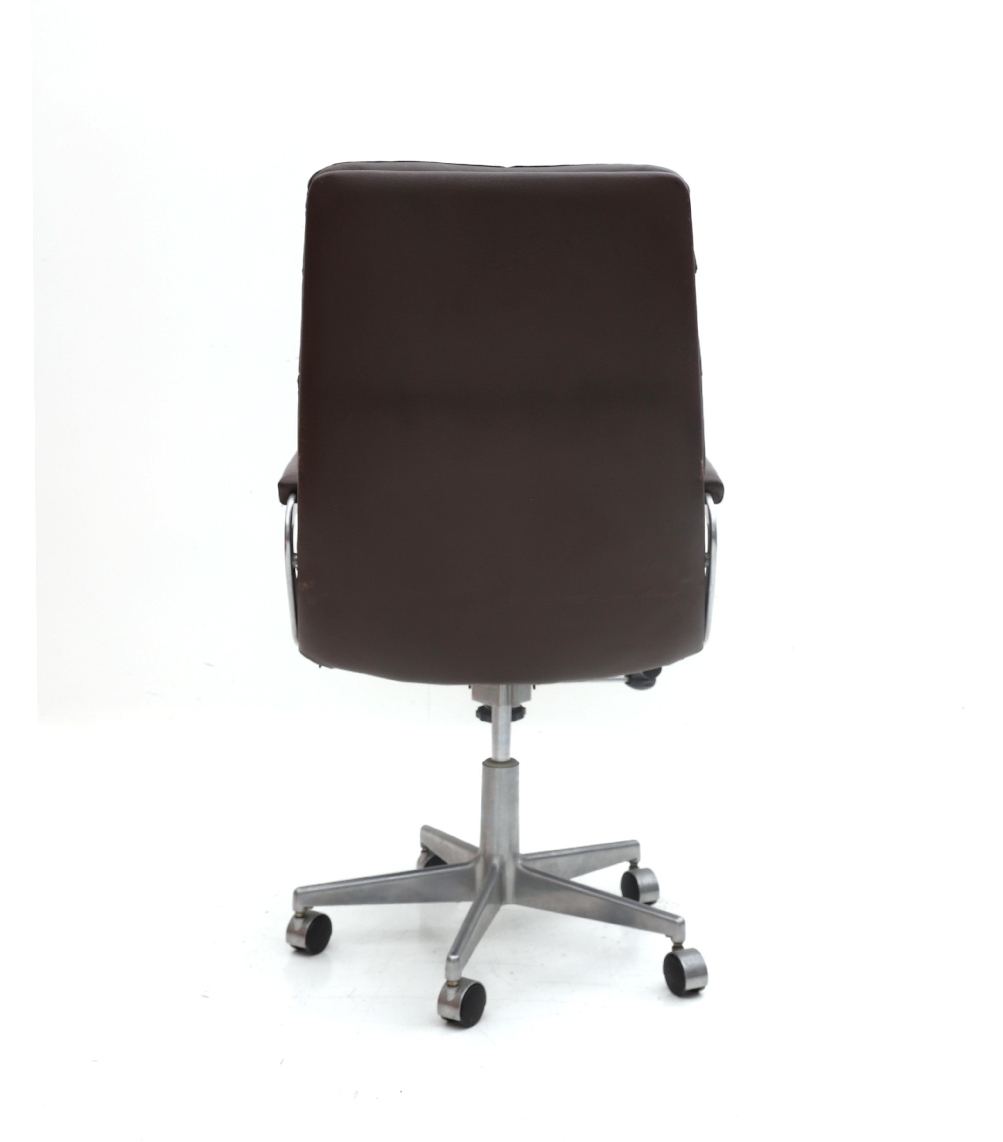 Geoffrey Harcourt (1935) A swiveling desk chair with brown leather upholstery, on metal cross-leg - Image 3 of 4