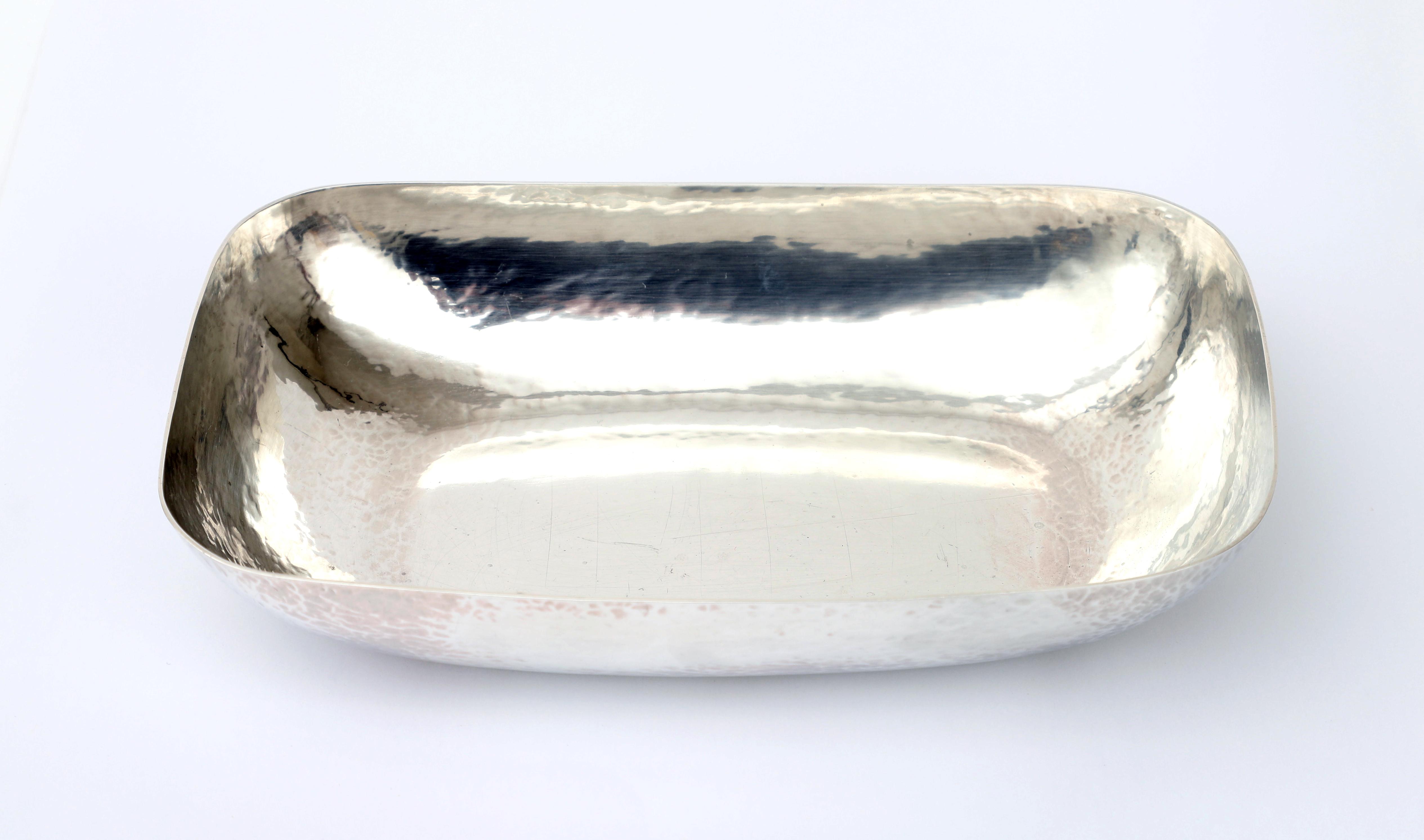 Emmy Roth (1885-1942) A .925 hammered zilver rounded rectangular serving bowl, Germany, circa - Image 3 of 4