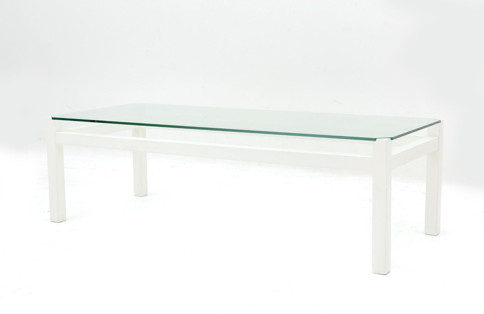 Kho Liang Ie (1927-1975) A rectangular section white lacquered wooden and glass coffee table, - Bild 4 aus 5