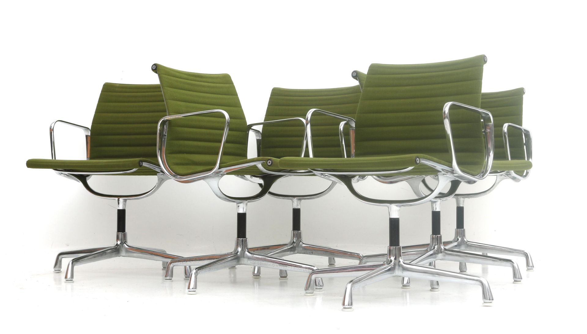 Charles & Ray Eames Six EA108 armchairs from the Aluminium Group, green hopsak upholstery, - Bild 6 aus 6