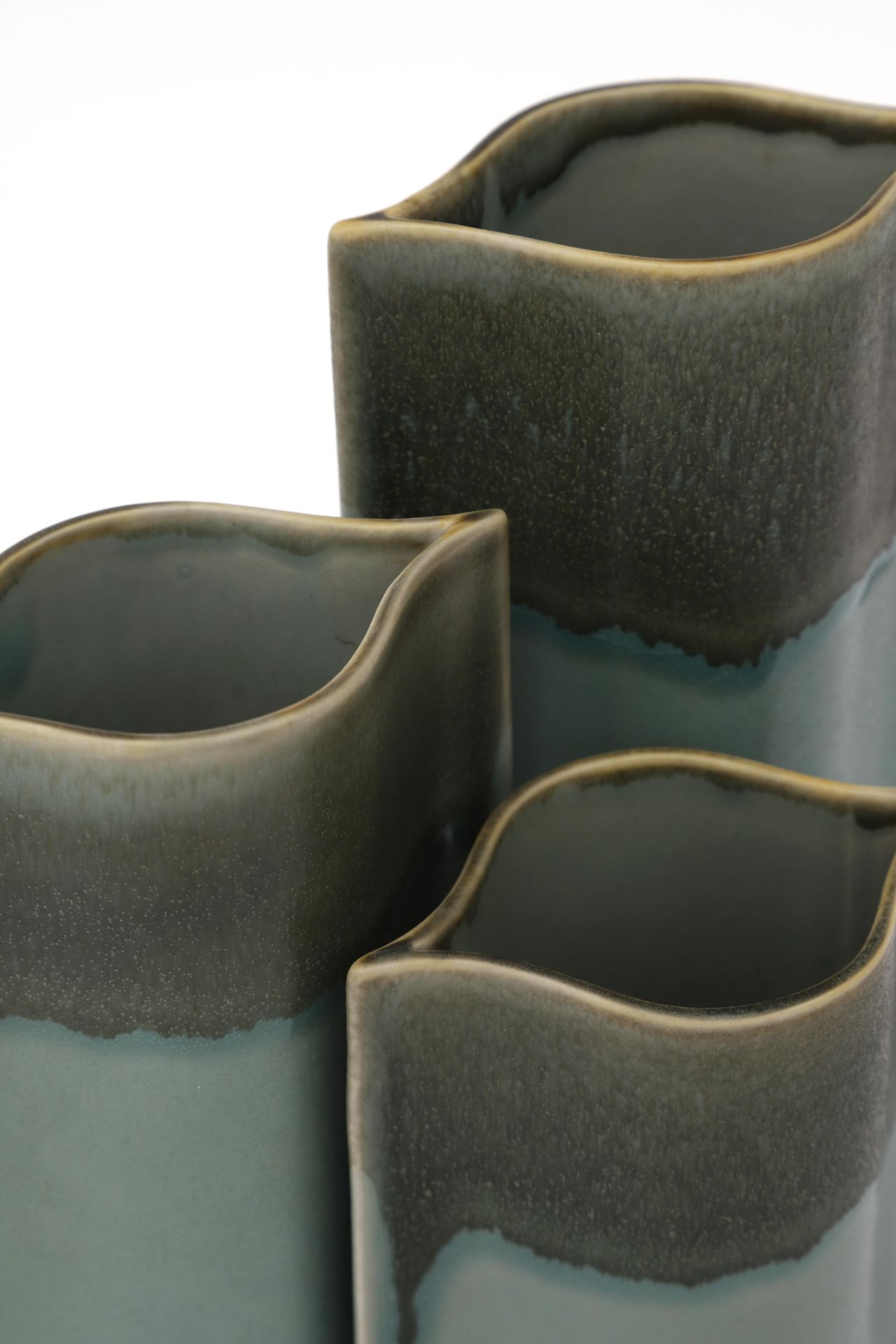 Karl Scheid (1929-2019) Three green and brown glazed porcelain vases, ascending in height, - Bild 4 aus 4