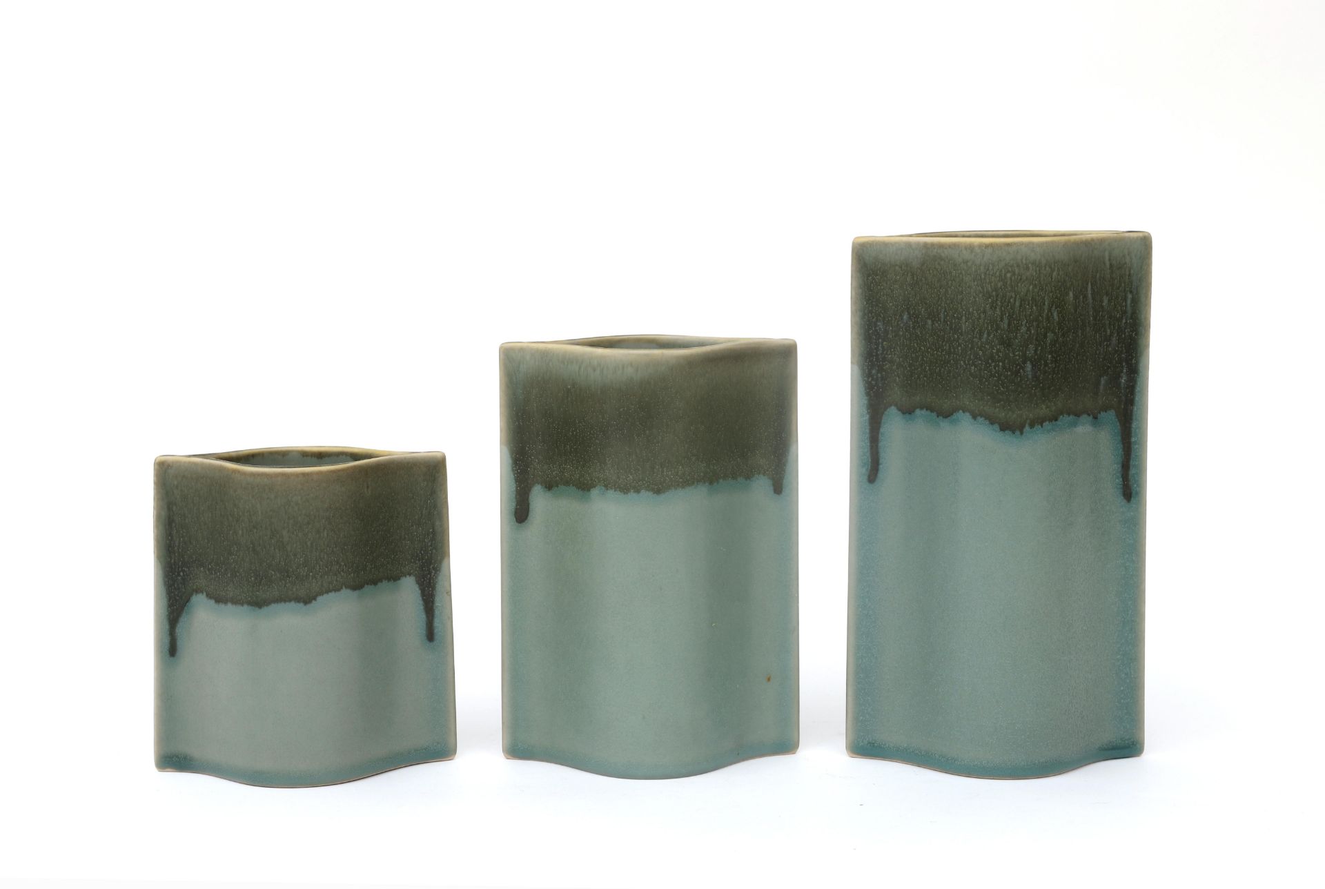 Karl Scheid (1929-2019) Three green and brown glazed porcelain vases, ascending in height, - Bild 3 aus 4