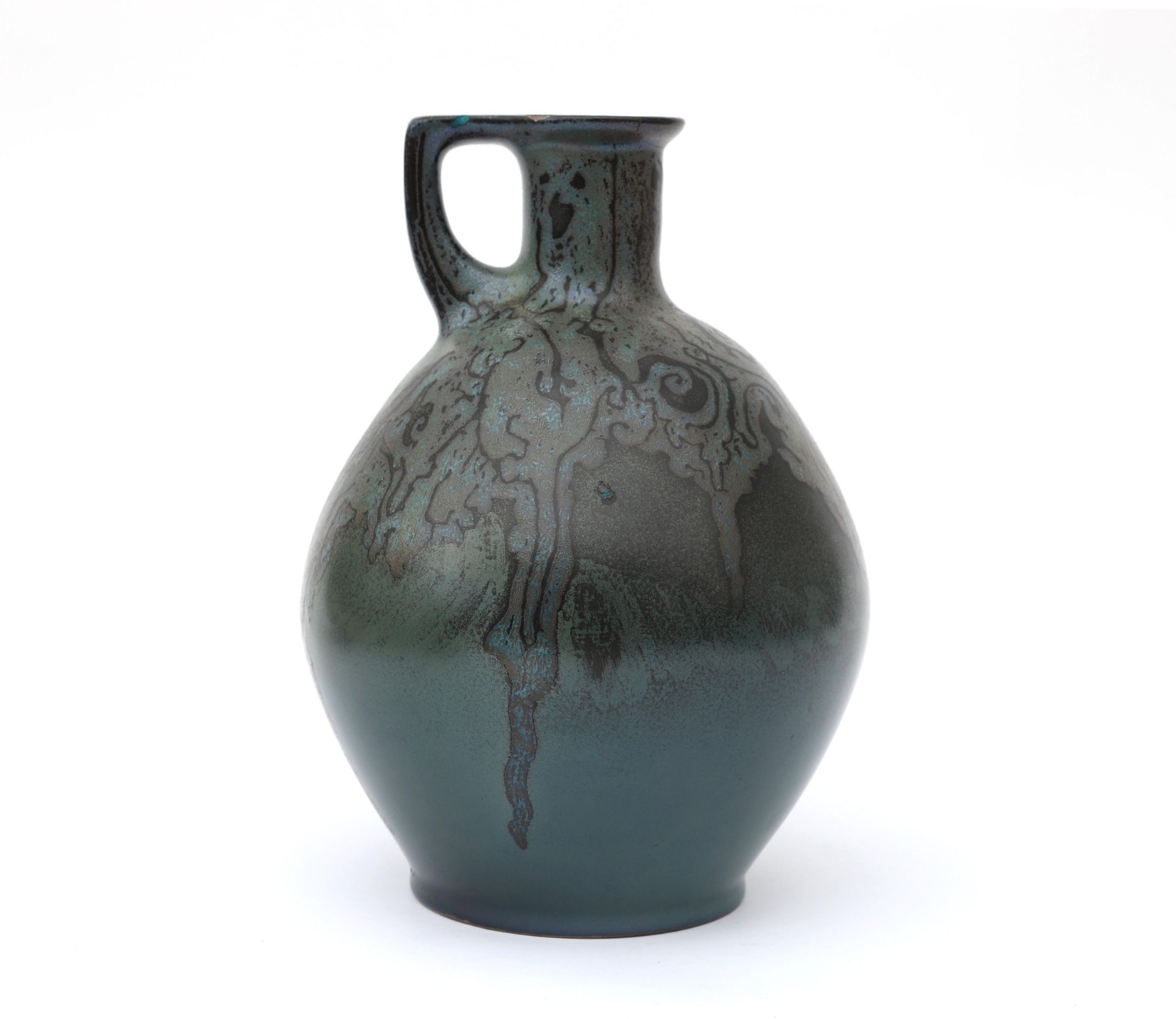 Kunstaardewerkfabriek St. Lukas, Utrecht A ceramic pitcher with handle, decorated with lustre glazed