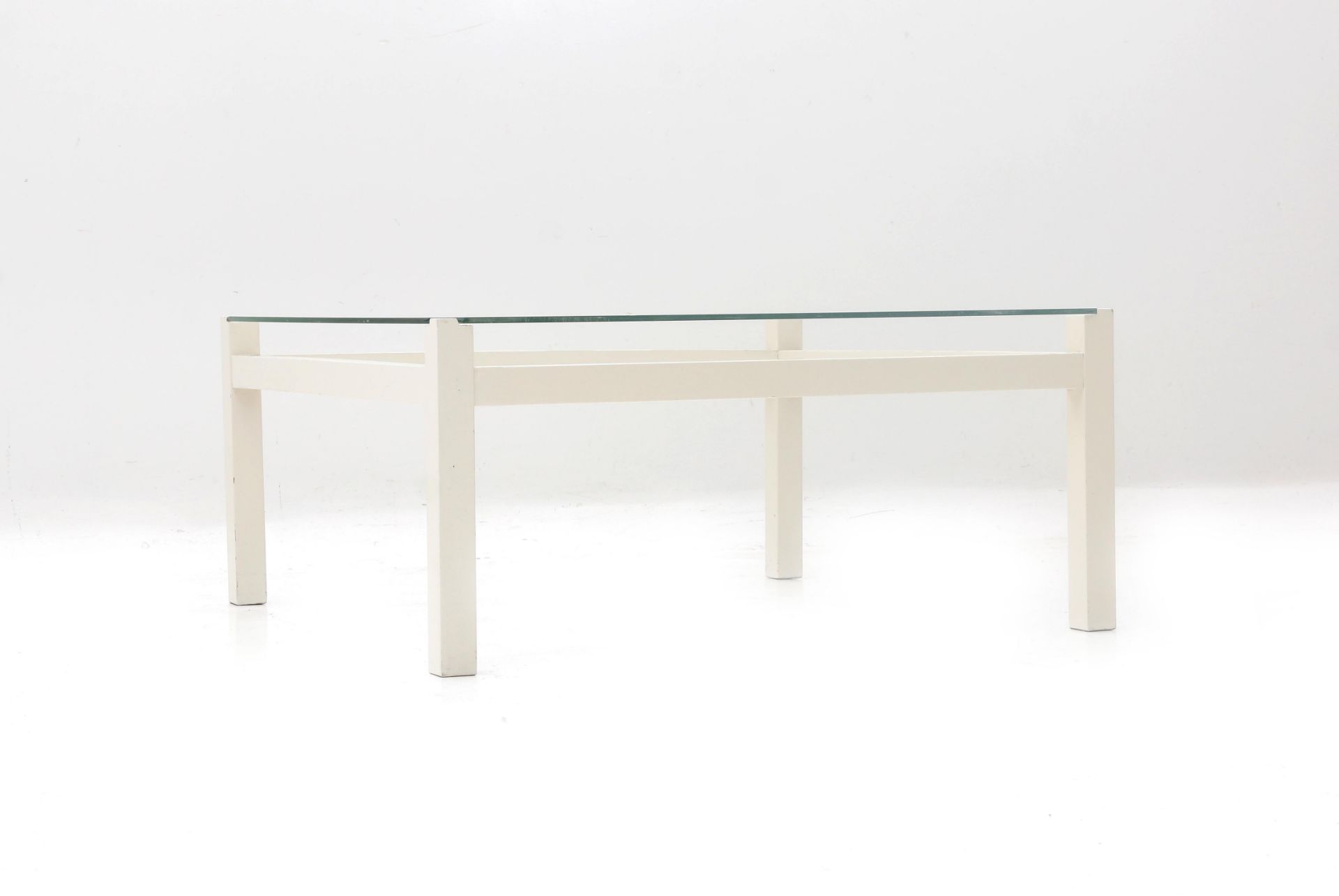 Kho Liang Ie (1927-1975) A square section white lacquered wooden and glass coffee table, model - Bild 2 aus 3