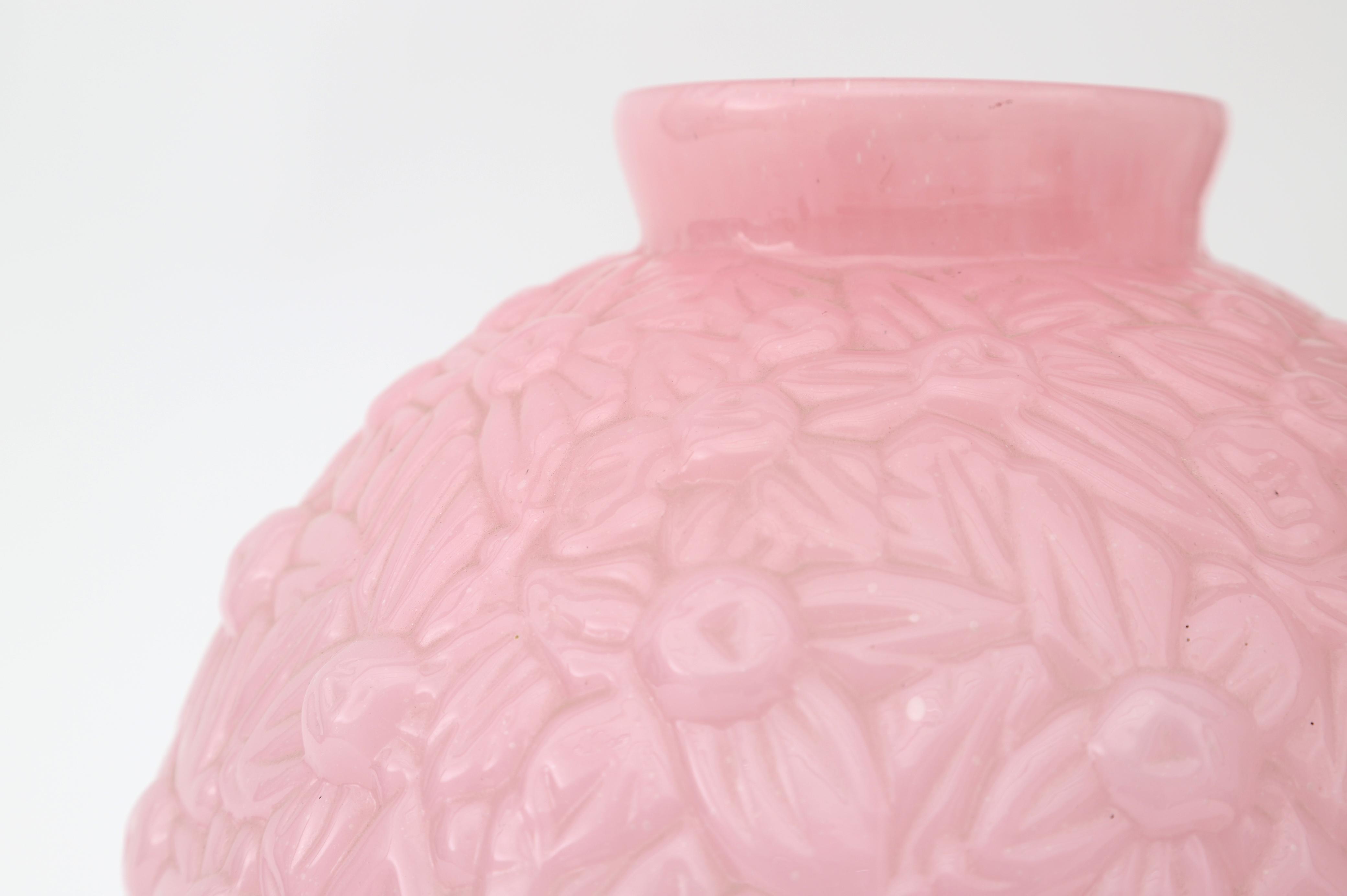 André Delatte (1887-1953) A mould-blown pink glass vase decorated with repeating floral pattern, Art - Image 3 of 4