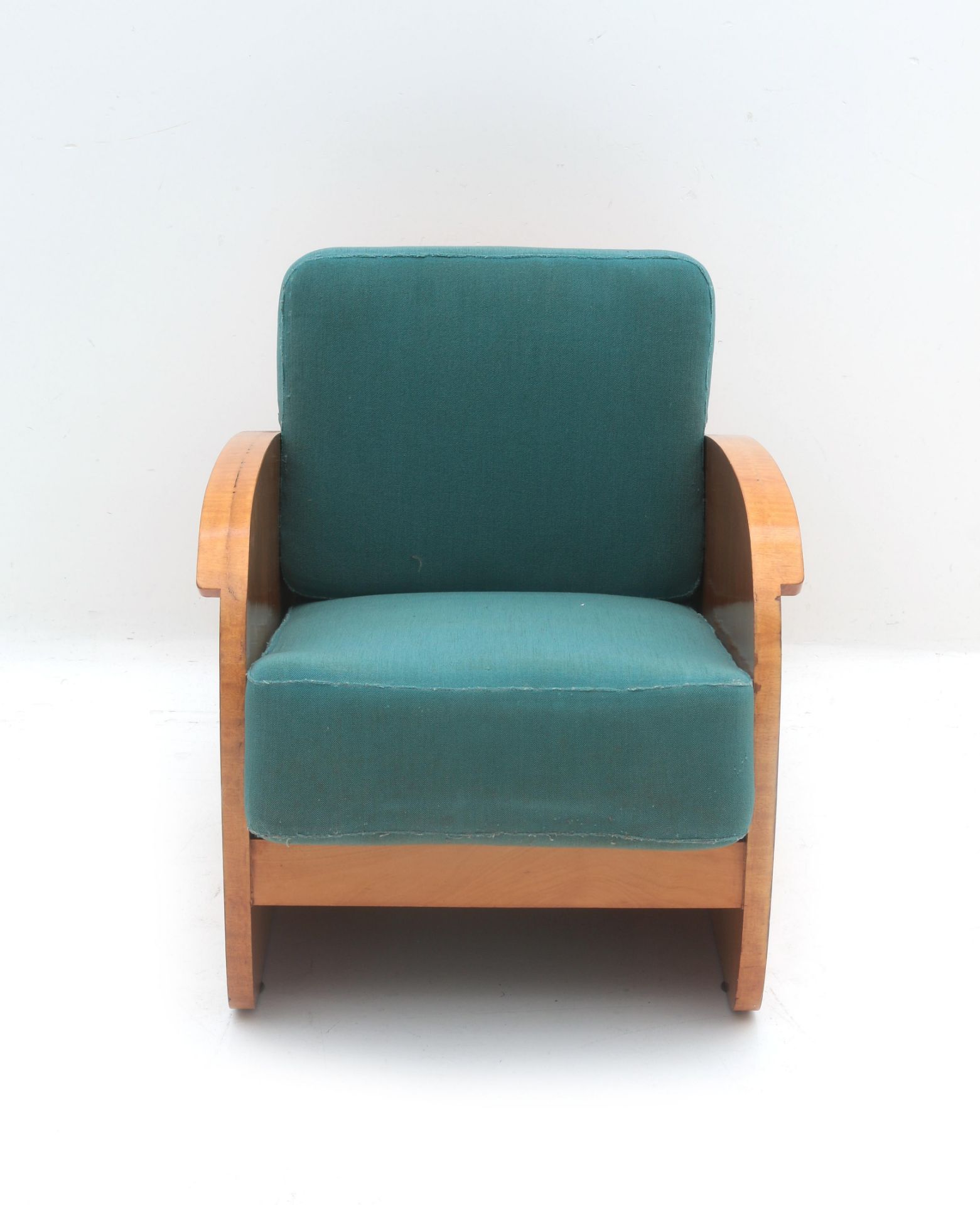 Art Deco A beechwood veneered easy chair, with green upholstered cushions. 65 x 60 x 80 cm. (hxwxd) - Bild 5 aus 6