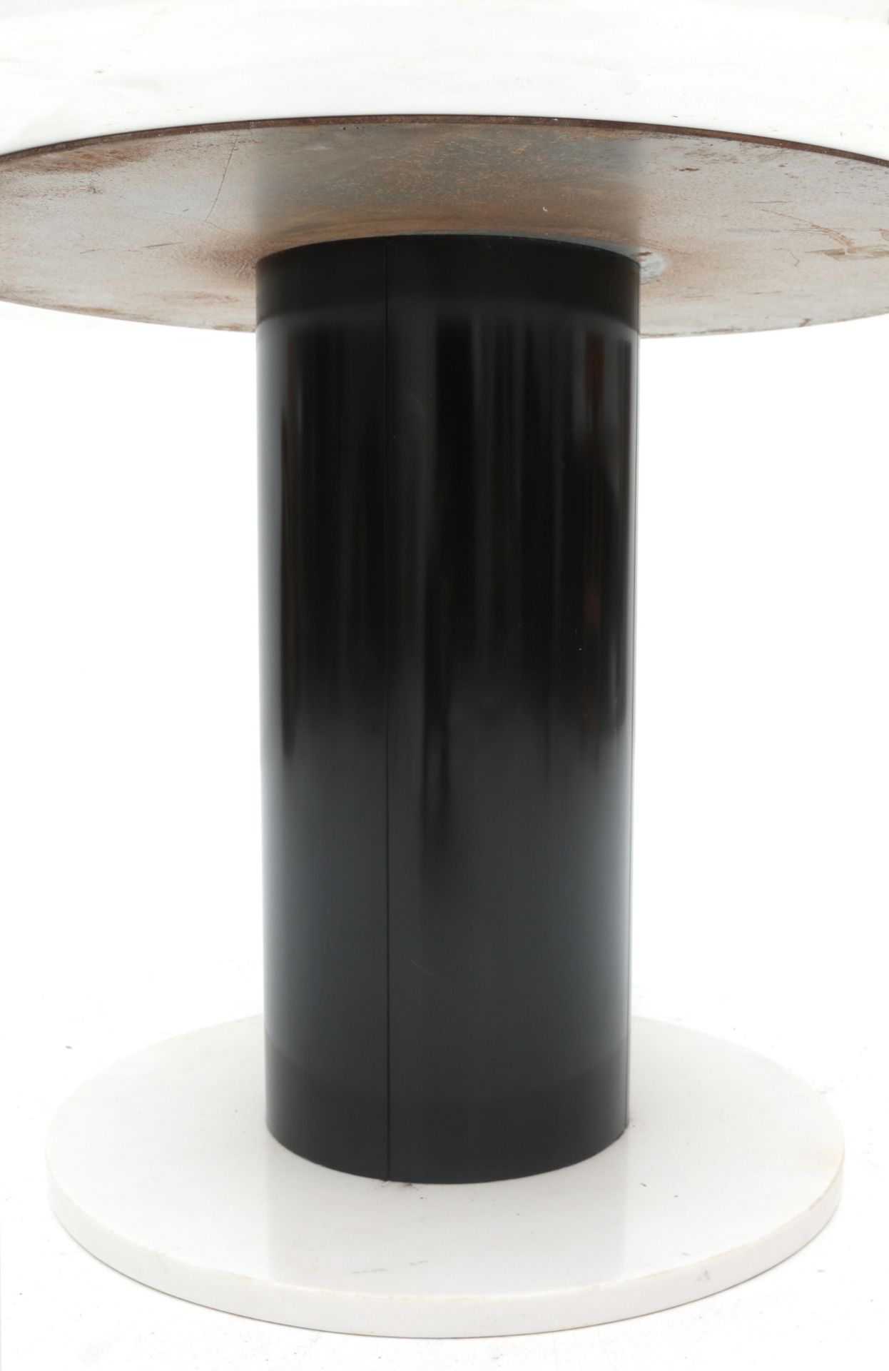 Eighties A circular dining table, white Carrara marble top on cylindrical black lacquered metal on - Bild 3 aus 5