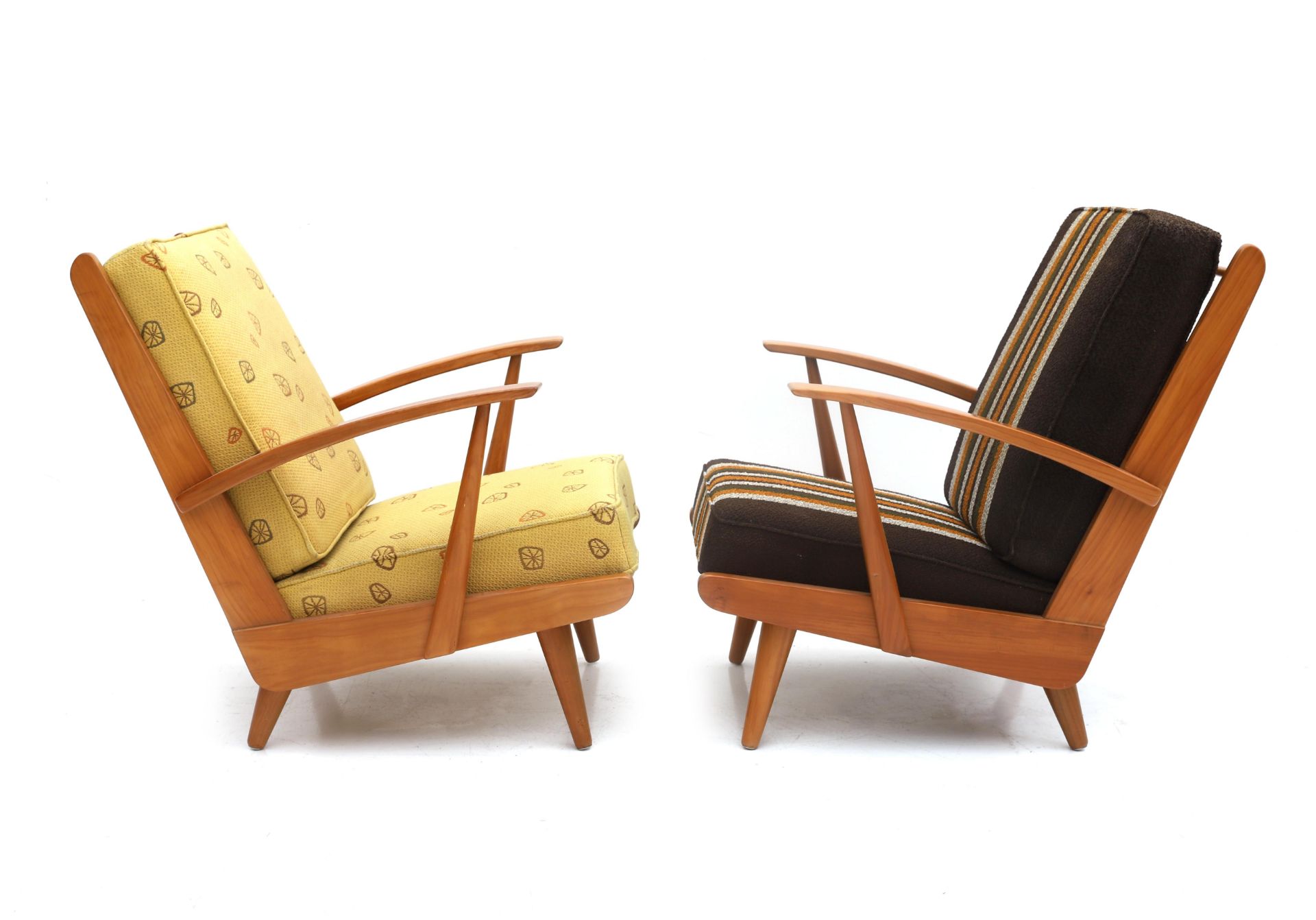 Midcentury Modern A pair of beech wood easy chairs with re-upholstered cushions. 82 cm. h. (2x)