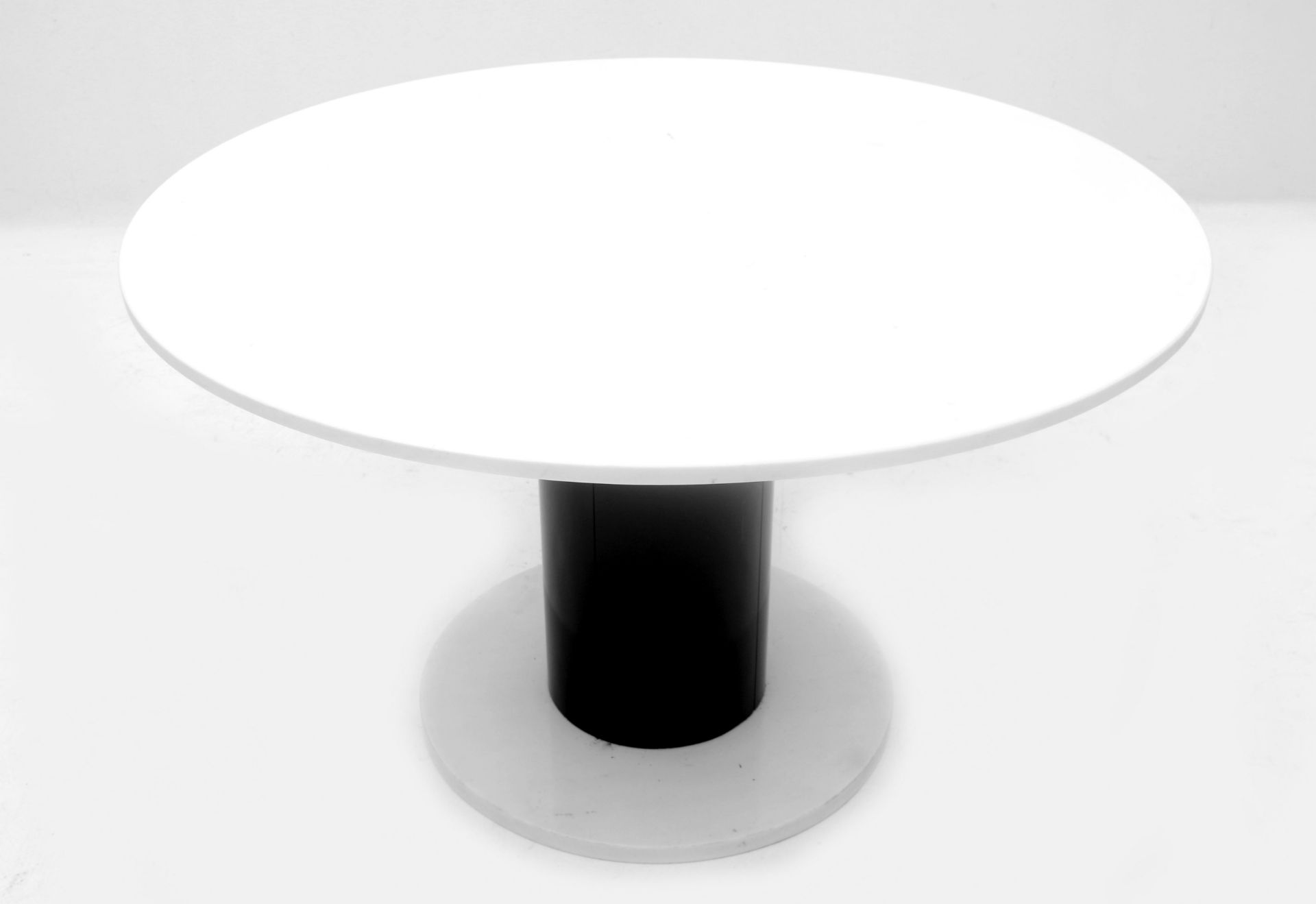 Eighties A circular dining table, white Carrara marble top on cylindrical black lacquered metal on - Bild 4 aus 5