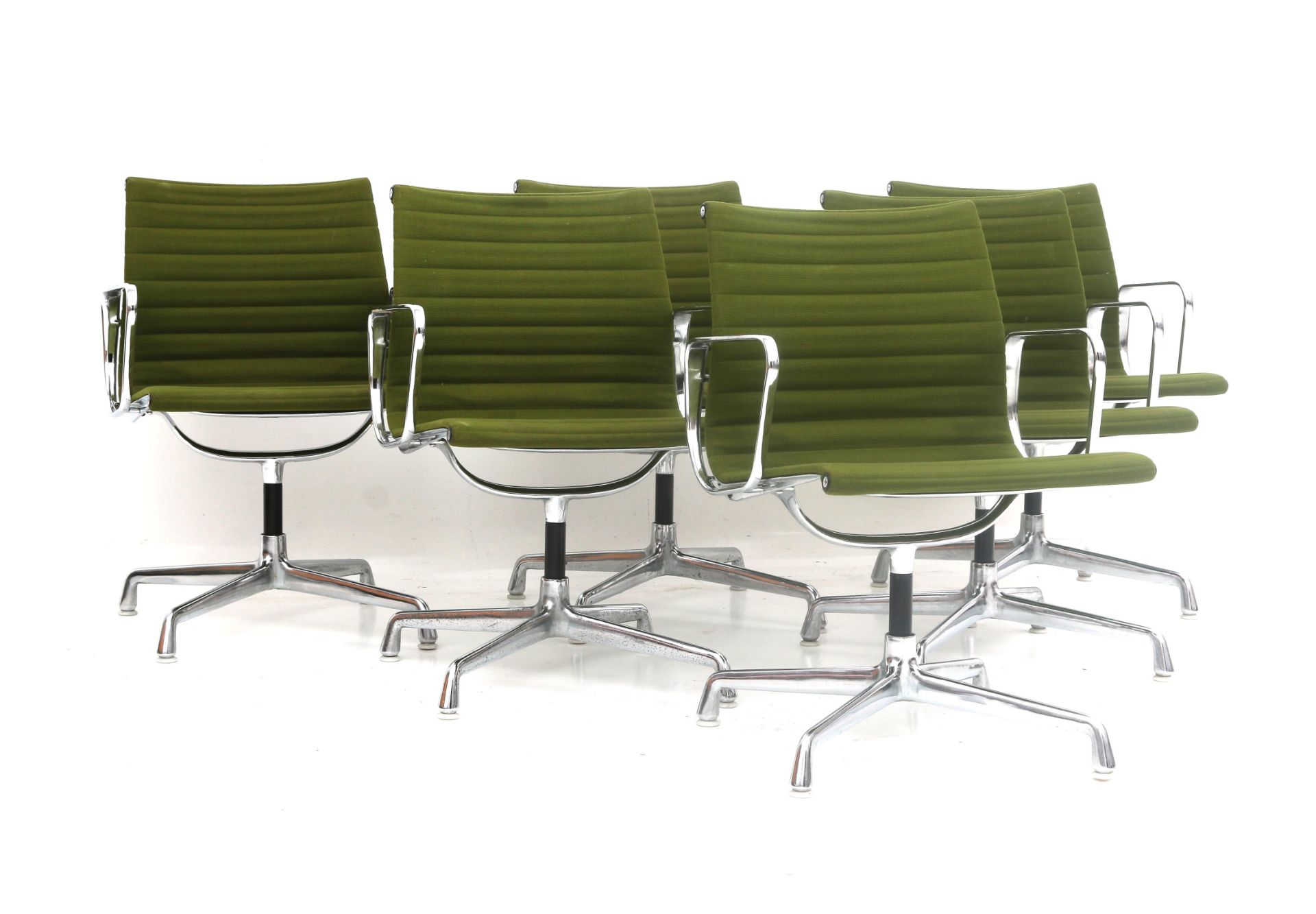 Charles & Ray Eames Six EA108 armchairs from the Aluminium Group, green hopsak upholstery, - Bild 2 aus 6