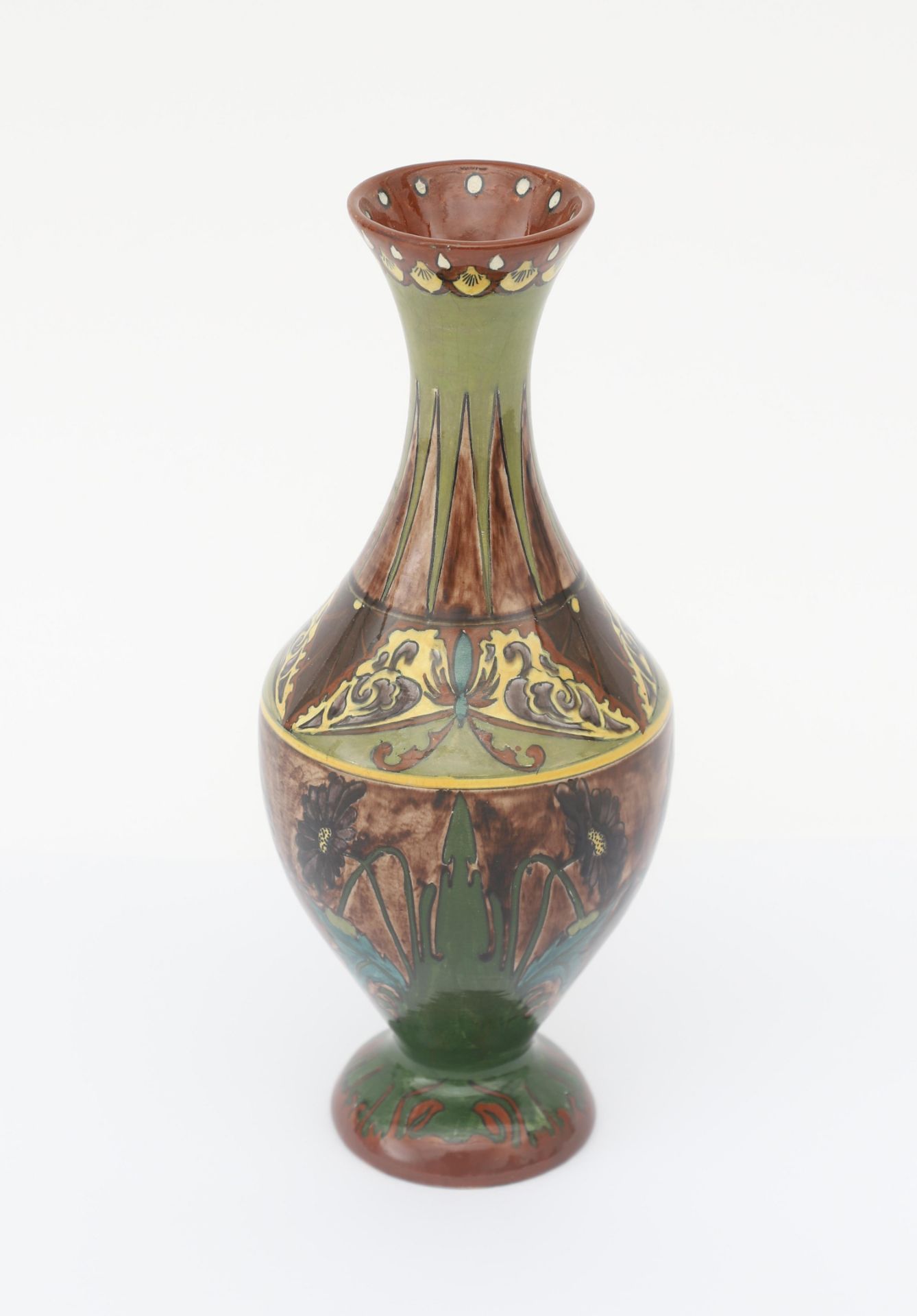 Wed. Brantjes & Co., Purmerend A ceramic vase decorated with flowers, circa 1900, painted - Bild 3 aus 4