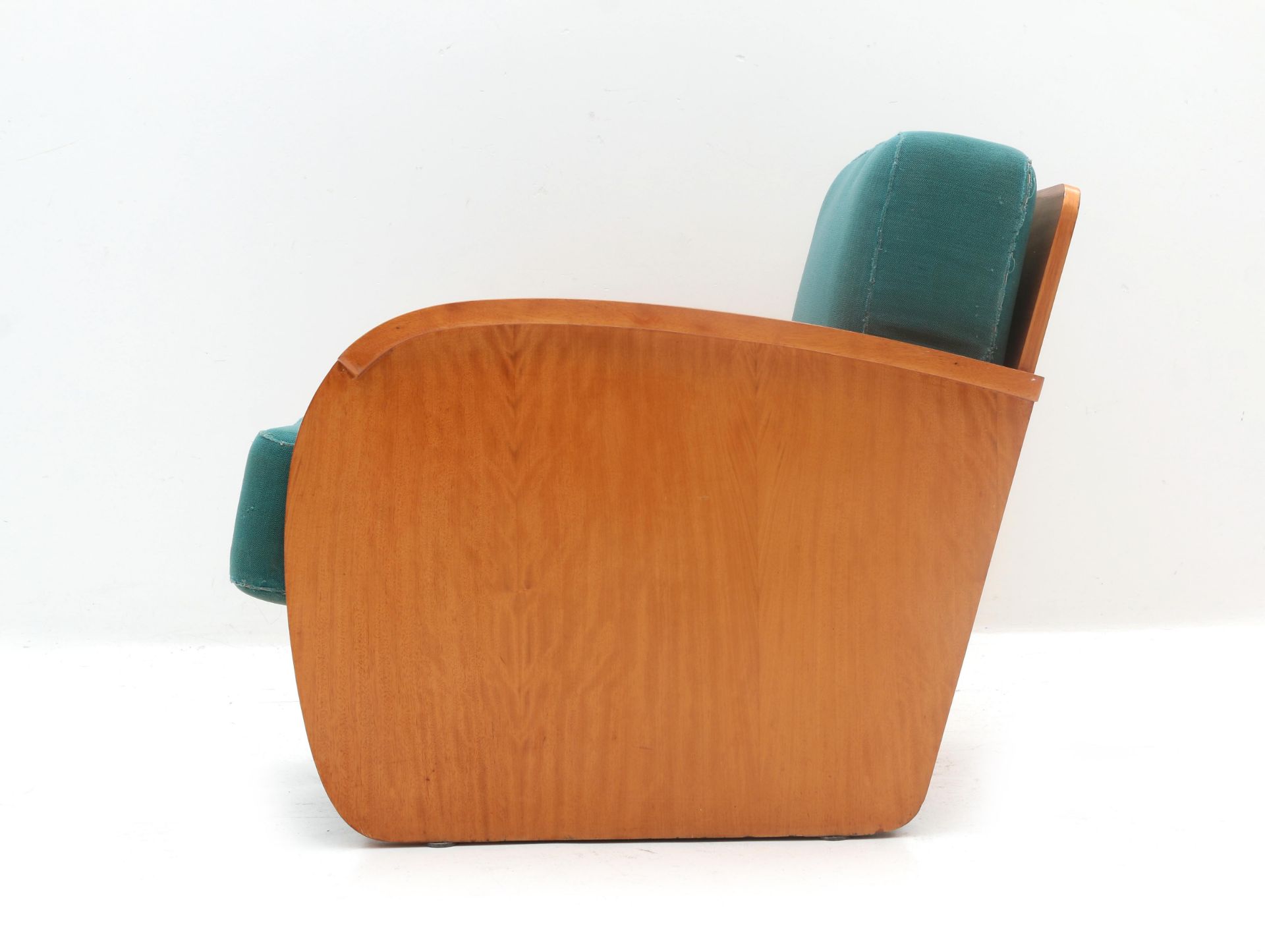 Art Deco A beechwood veneered easy chair, with green upholstered cushions. 65 x 60 x 80 cm. (hxwxd) - Bild 3 aus 6