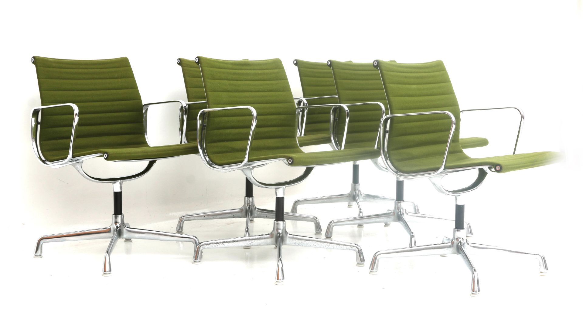 Charles & Ray Eames Six EA108 armchairs from the Aluminium Group, green hopsak upholstery, - Bild 3 aus 6