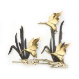Hollywood Regency A brass and metal wall sculpture decorated with ducks amidst reed. 54,5 x 60 cm.