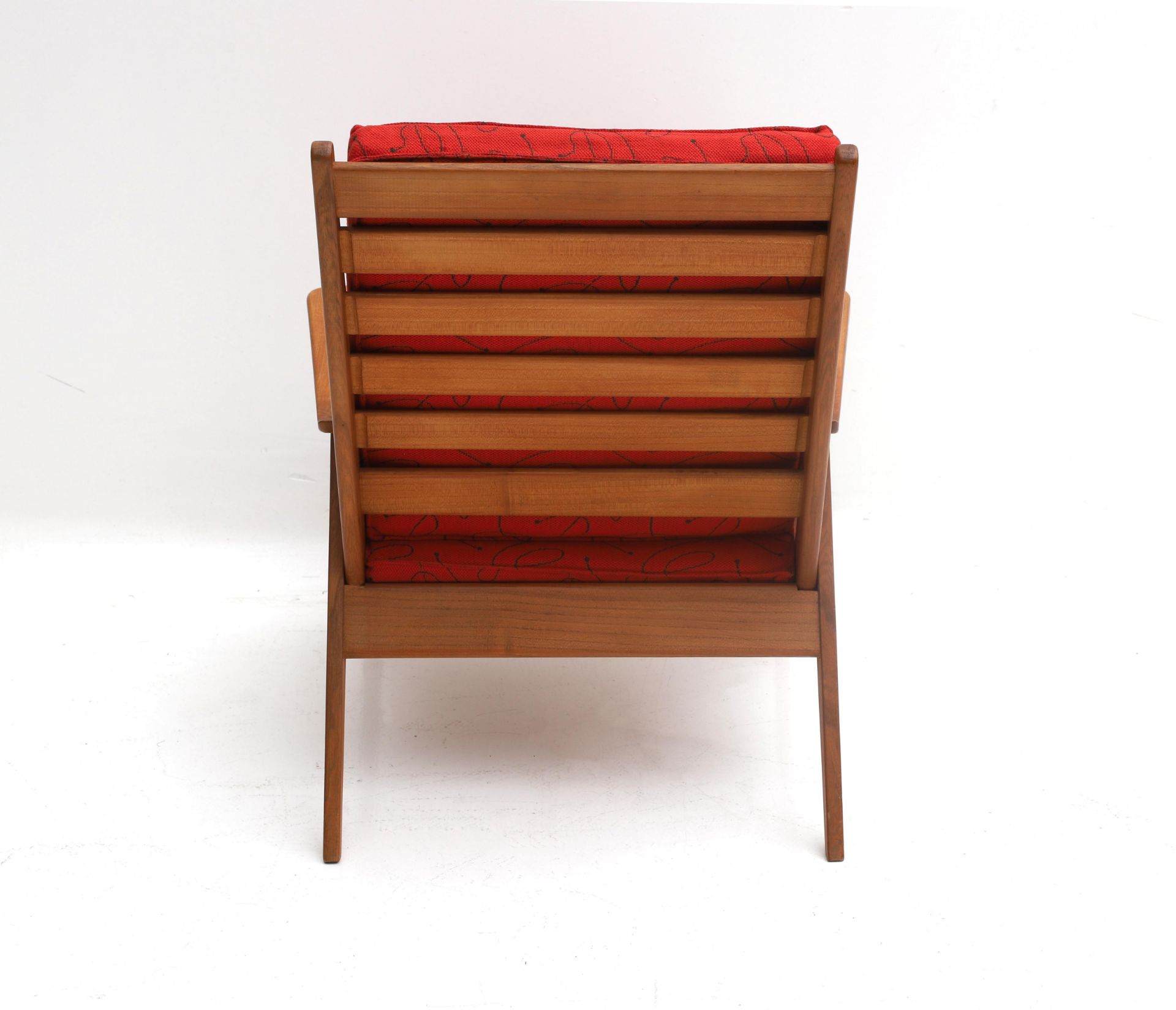 Midcentury Modern A teak easy chair, the seat an backrest upholstered in red fabric, circa 1960. - Bild 2 aus 5