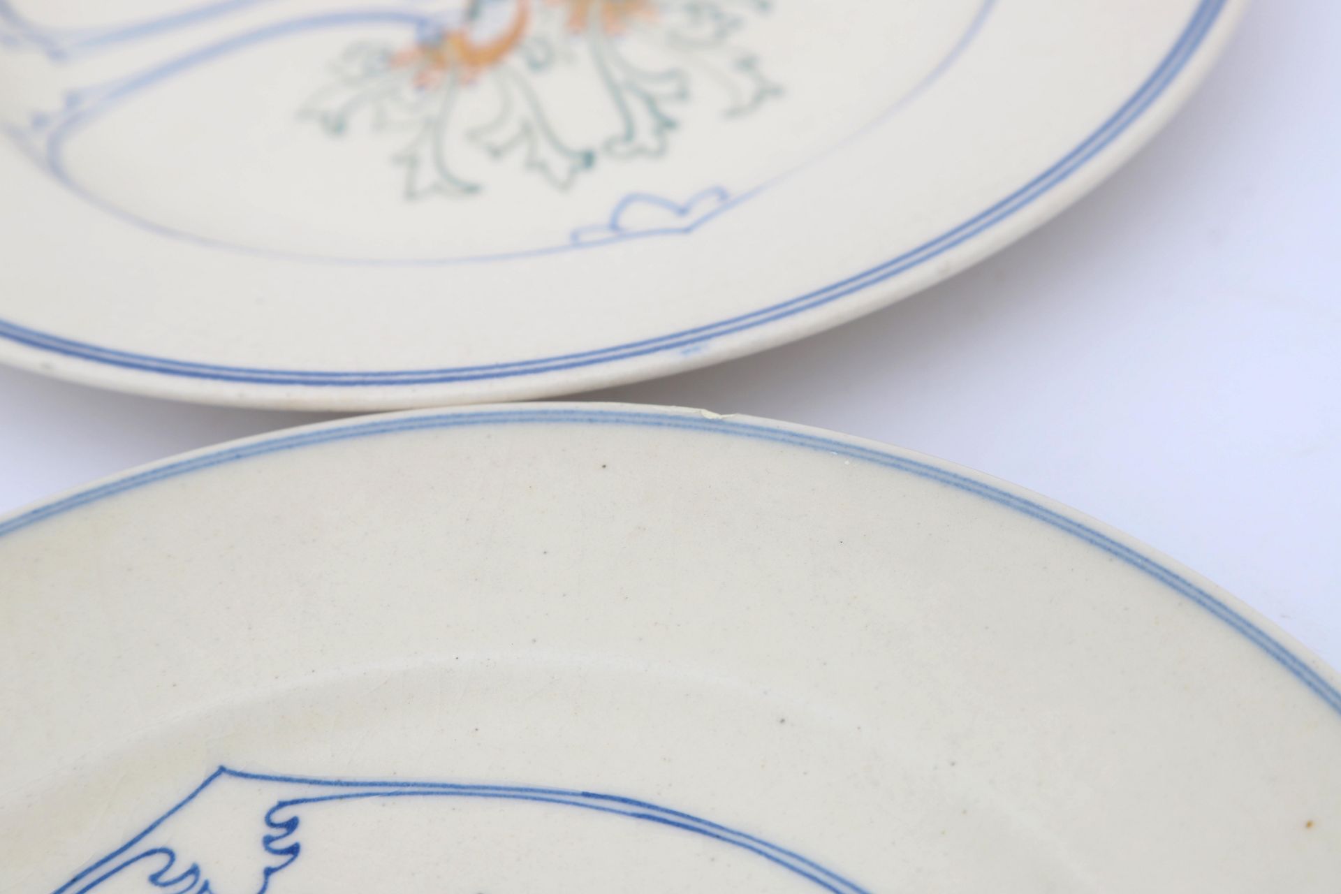 N.V. Arnhemsche Fayencefabriek Five matt white glazed ceramic dining plates with stylised linear - Bild 2 aus 6