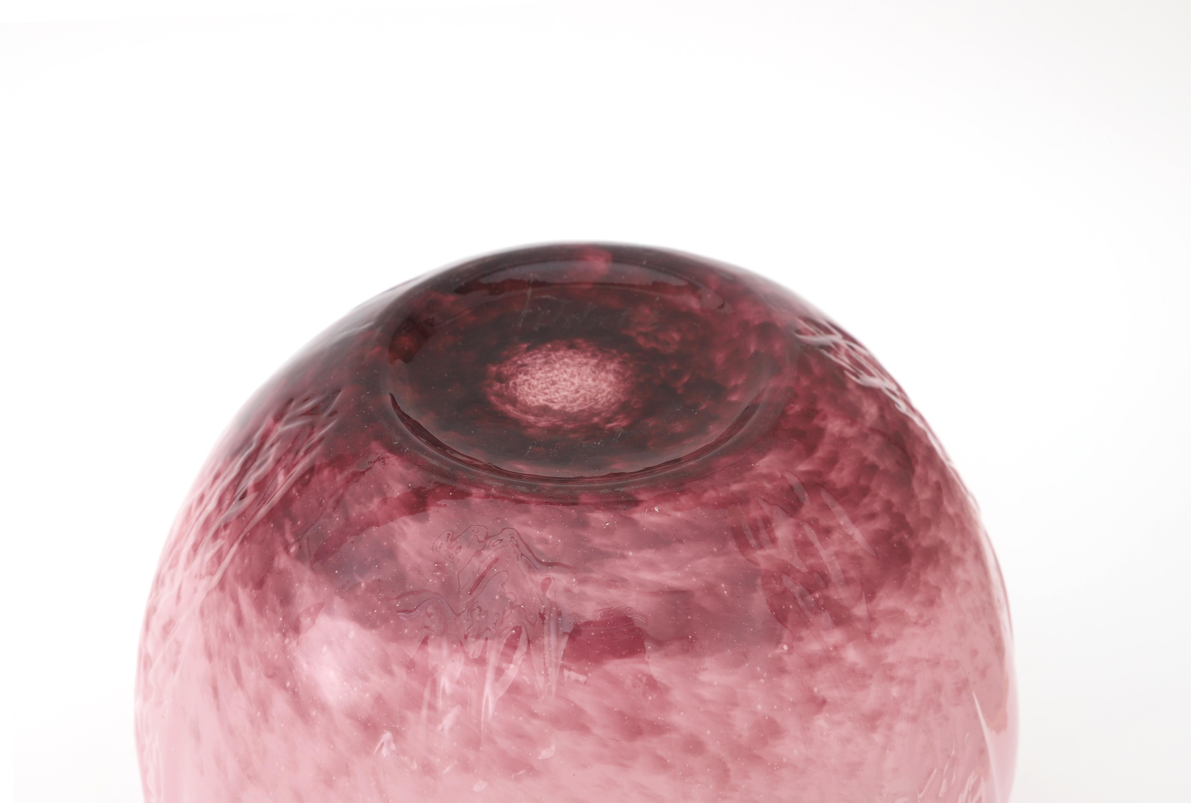 André Delatte (1887-1953) A mould-blown pink glass vase decorated with repeating floral pattern, Art - Image 4 of 4