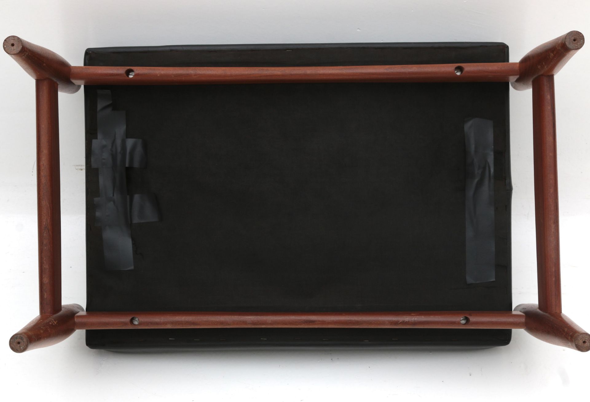 Midcentury Modern A teak ottoman with black leatherette upholstery, 1960s. 38 x 64 40 cm. (hxwxd) - Bild 2 aus 2