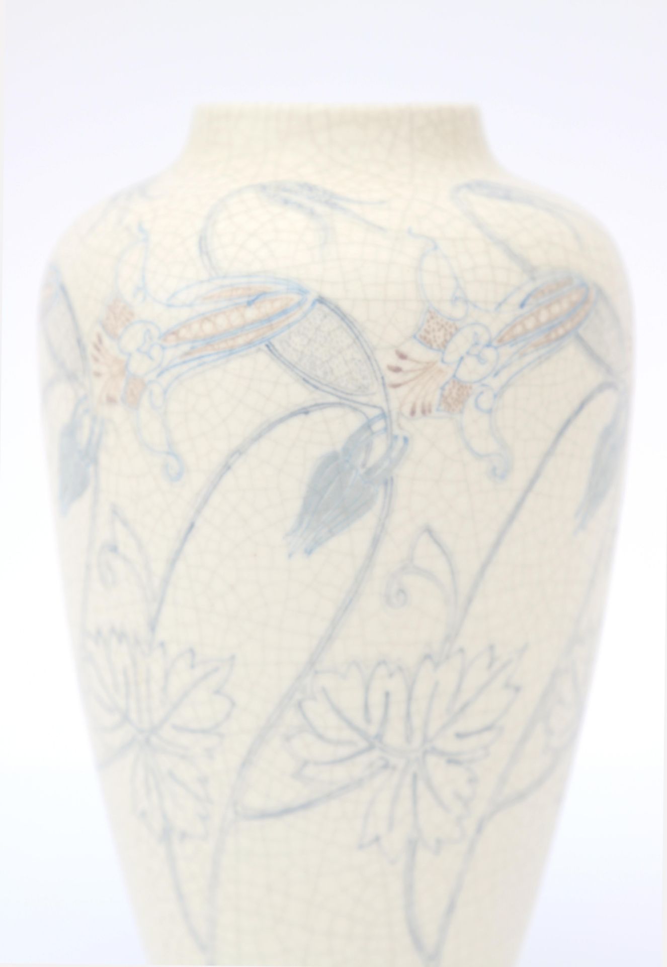 Fa. Jb Vet & Co, Purmerend A matt white glazed ceramic vase decorated with repeating floral - Bild 4 aus 5