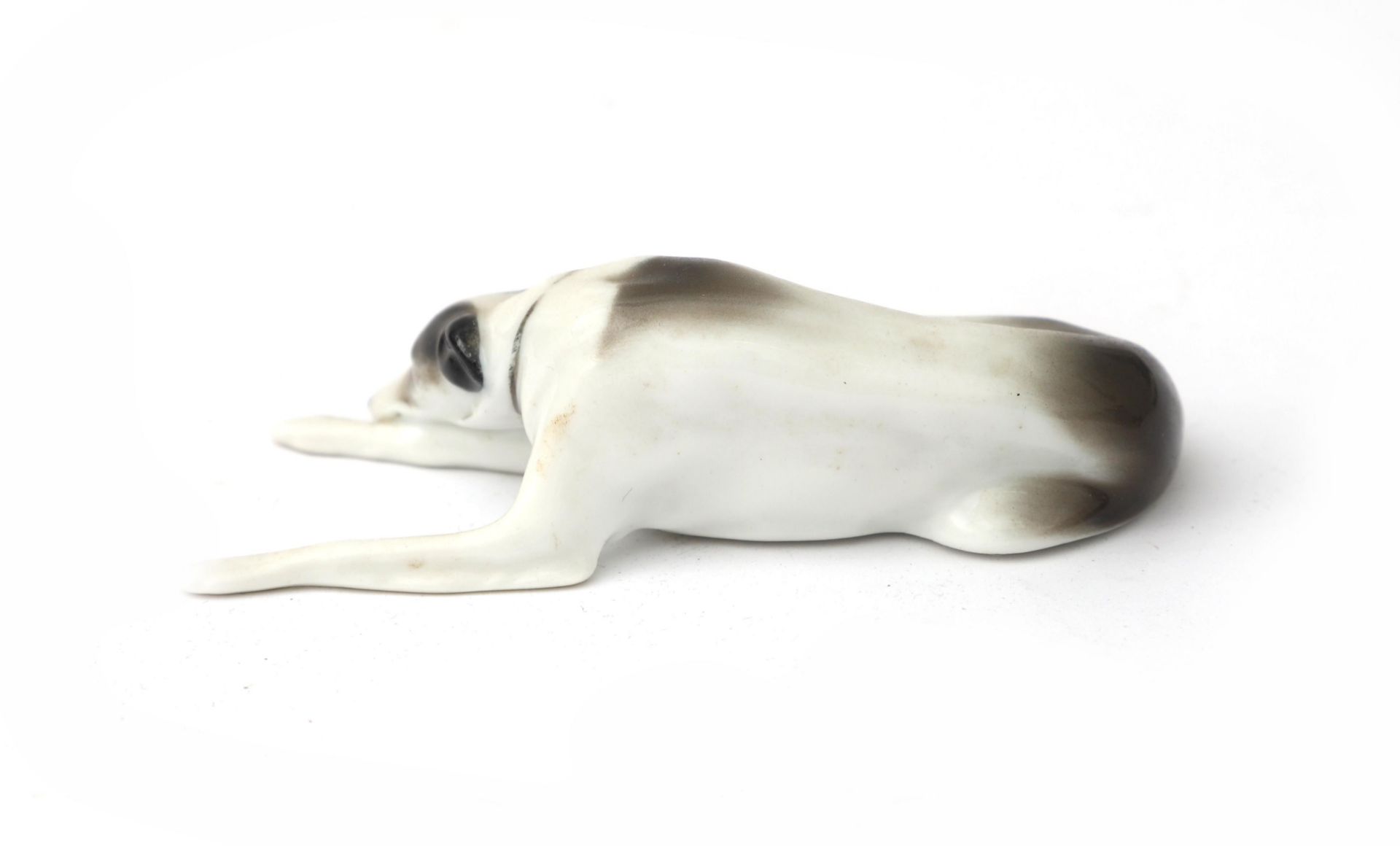 Fritz Pfeffer, Gotha A porcelain figure of a reclining dog, circa 1910-1934, marked underneath - Bild 2 aus 3