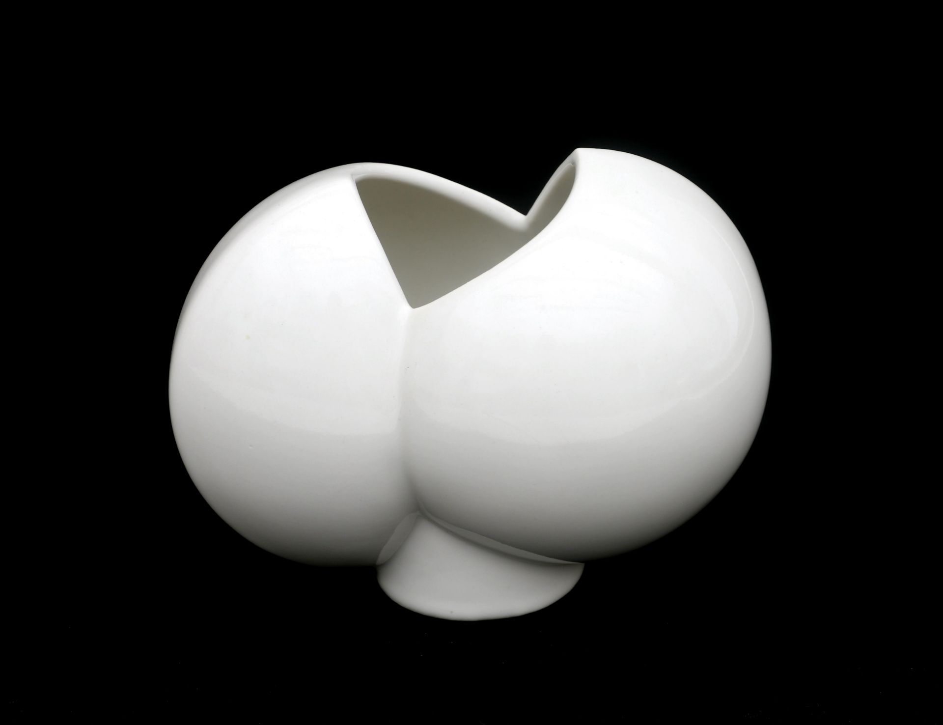 Jan van der Vaart (1931-2000) A white glazed ceramic vase, model 57 "Billen" (buttocks), multiple,