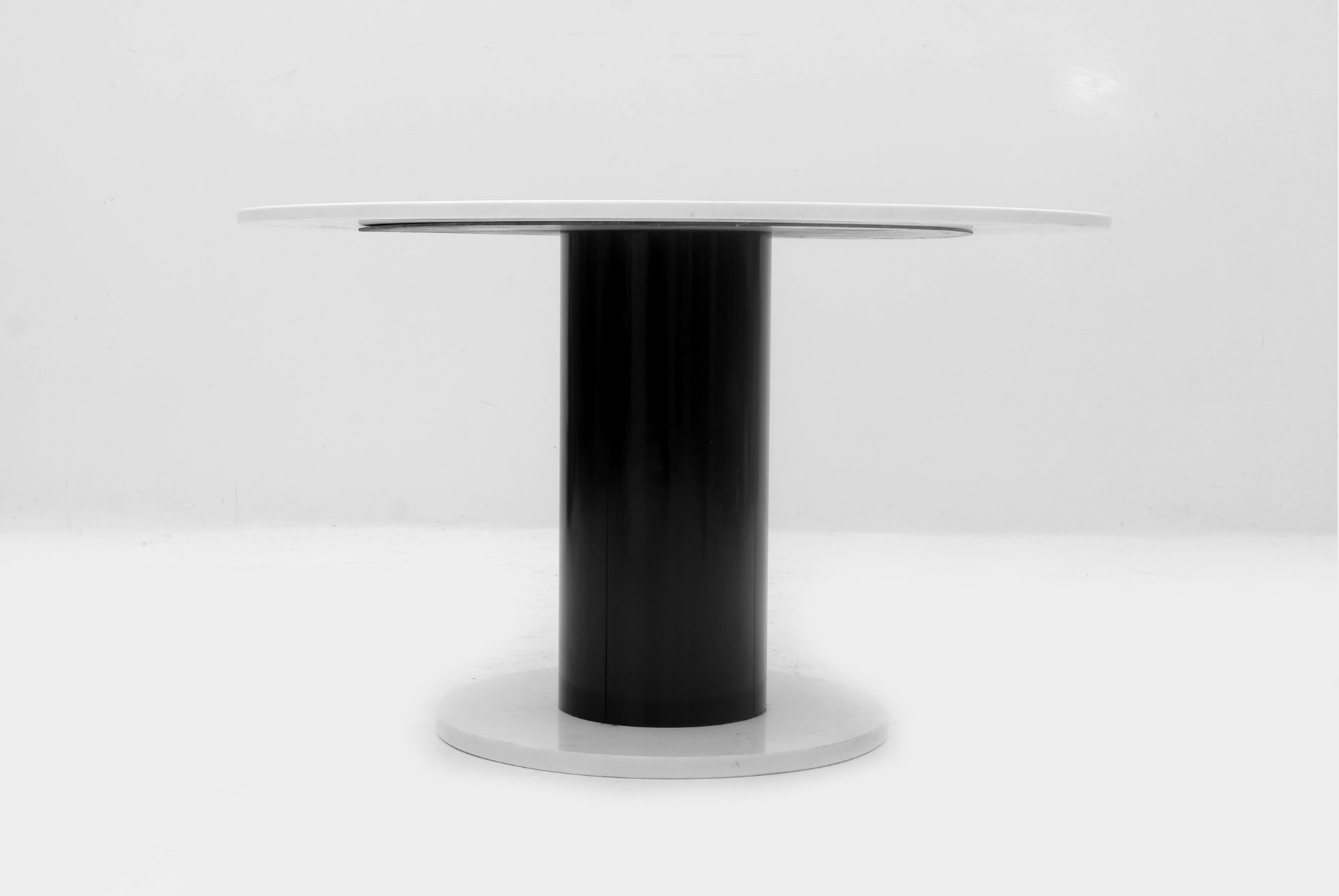 Eighties A circular dining table, white Carrara marble top on cylindrical black lacquered metal on - Bild 2 aus 5