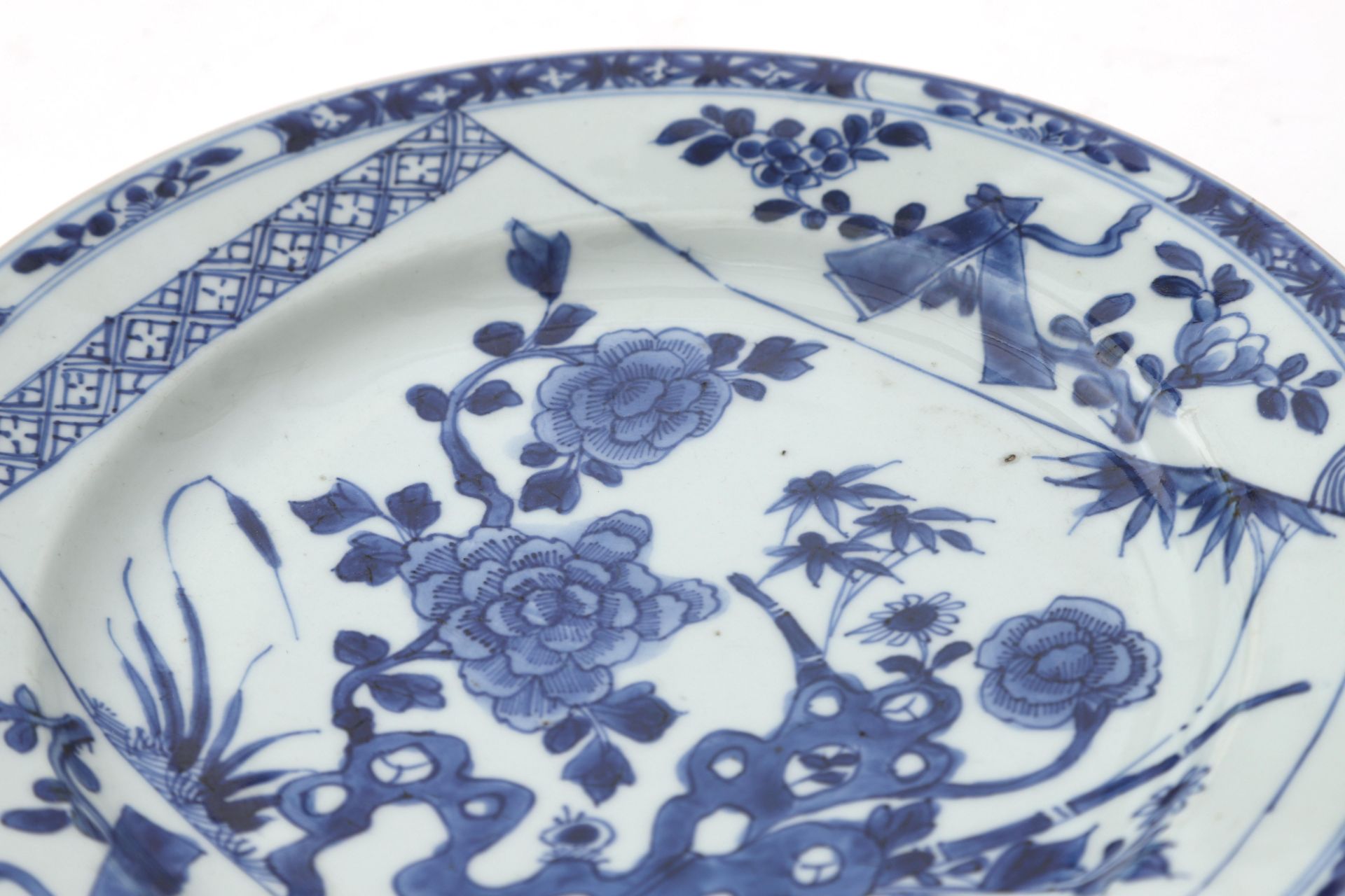 A Chinese porcelain plate with an underglaze blue decoration of a scroll with a painting of a - Bild 2 aus 3