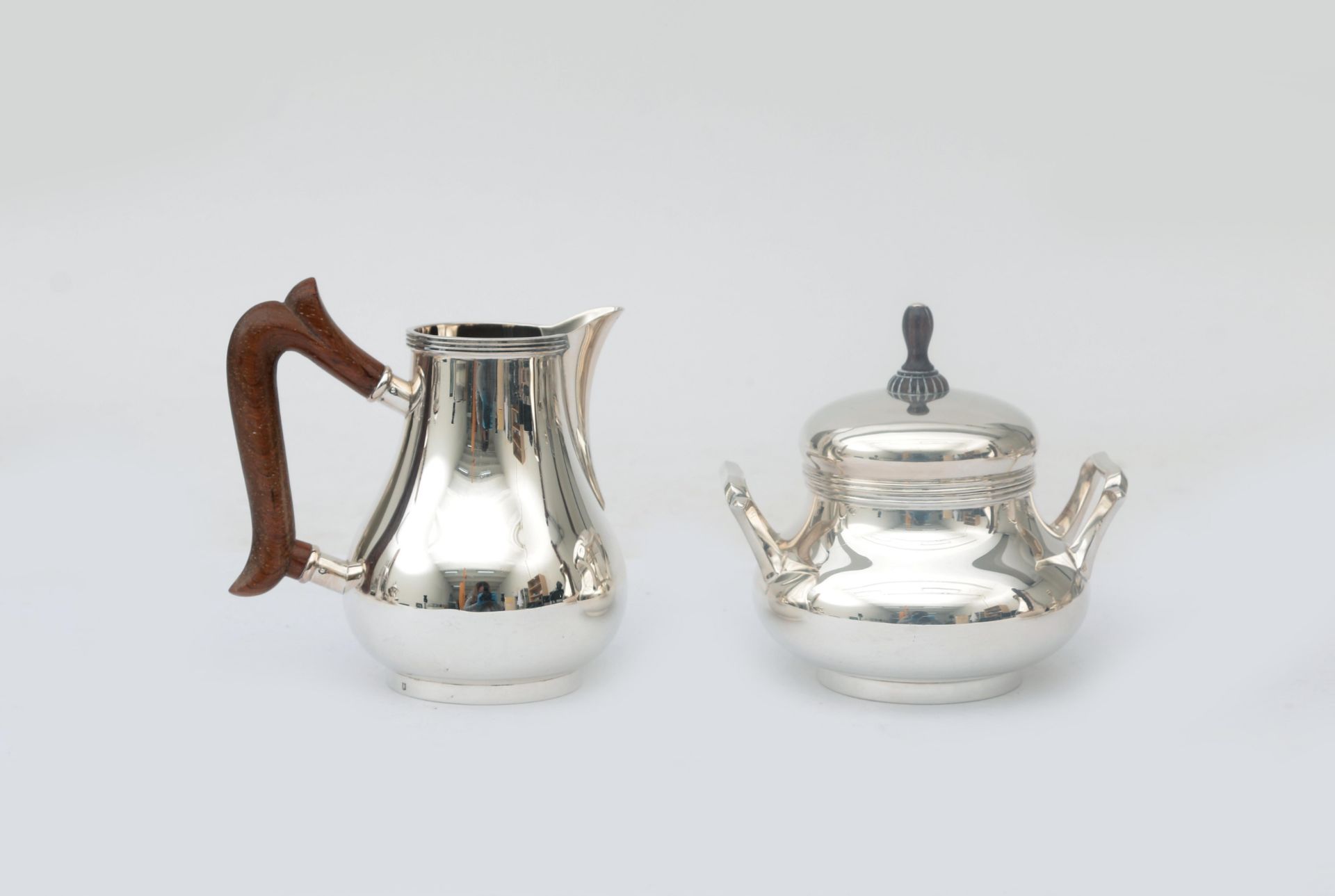 A four-piece sterling silver tea and coffee set, consisting of: a coffee pot, teapot, milk jug and - Bild 9 aus 9