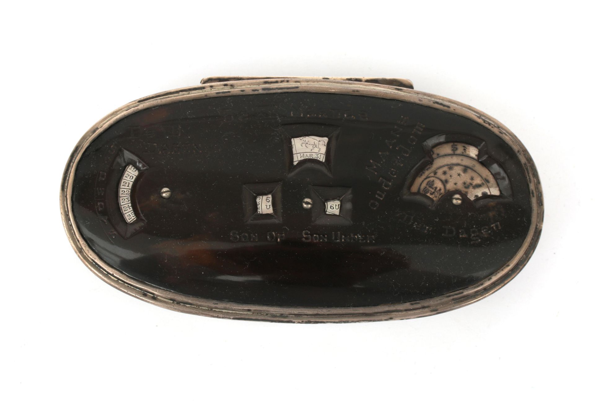An oval tortoise tabacco box with 835 silver mount and calendar function. The seven days of the week - Bild 2 aus 3