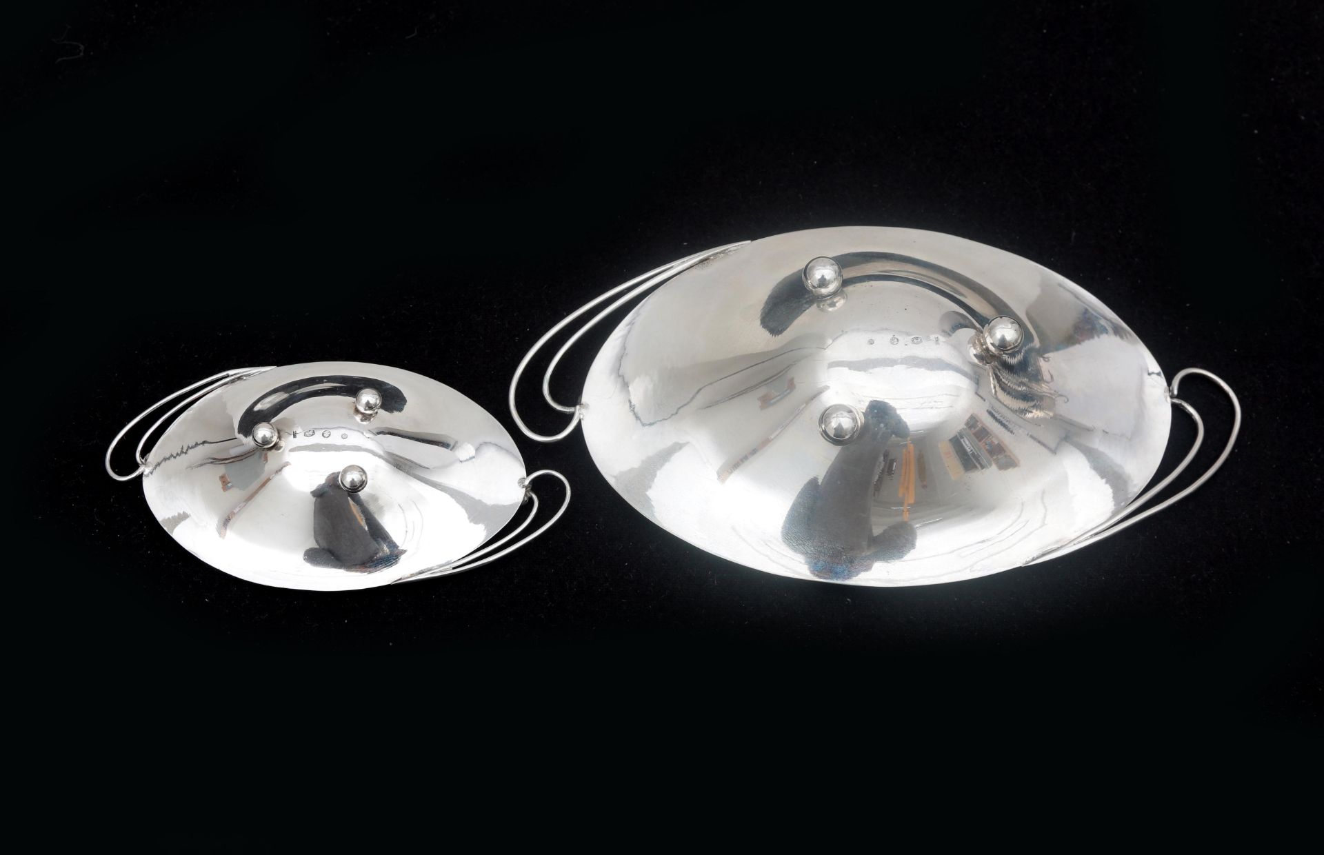 A pair of Dutch silver oval barge-shaped Art Deco dishes with berries, on convex feet. Master marks - Bild 2 aus 5