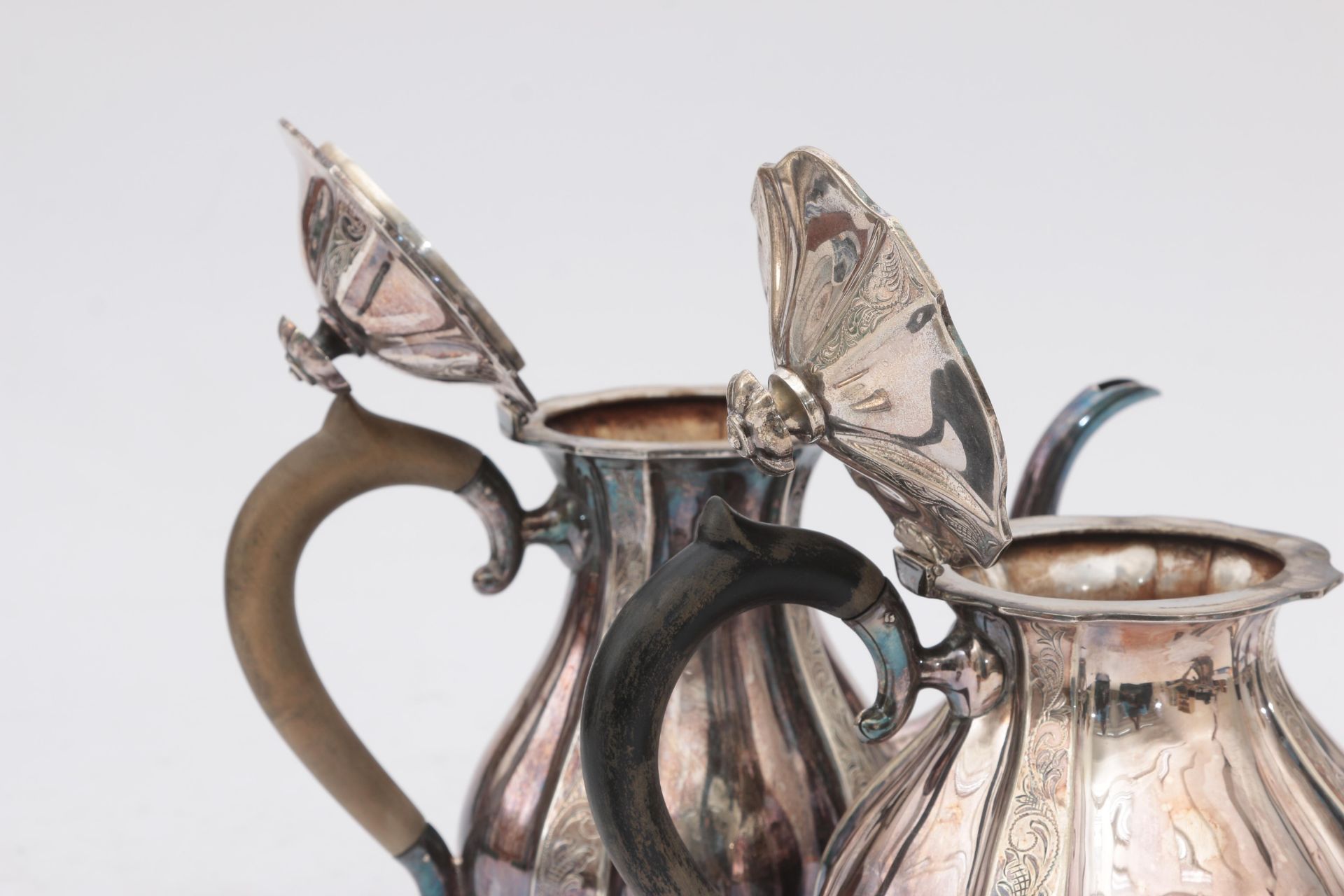 A four piece 835 silver tea, coffee service with engraved foliate decoration, comprising a teapot, - Bild 4 aus 5