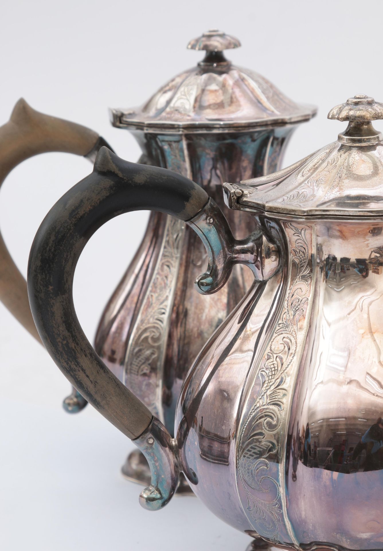 A four piece 835 silver tea, coffee service with engraved foliate decoration, comprising a teapot, - Bild 3 aus 5