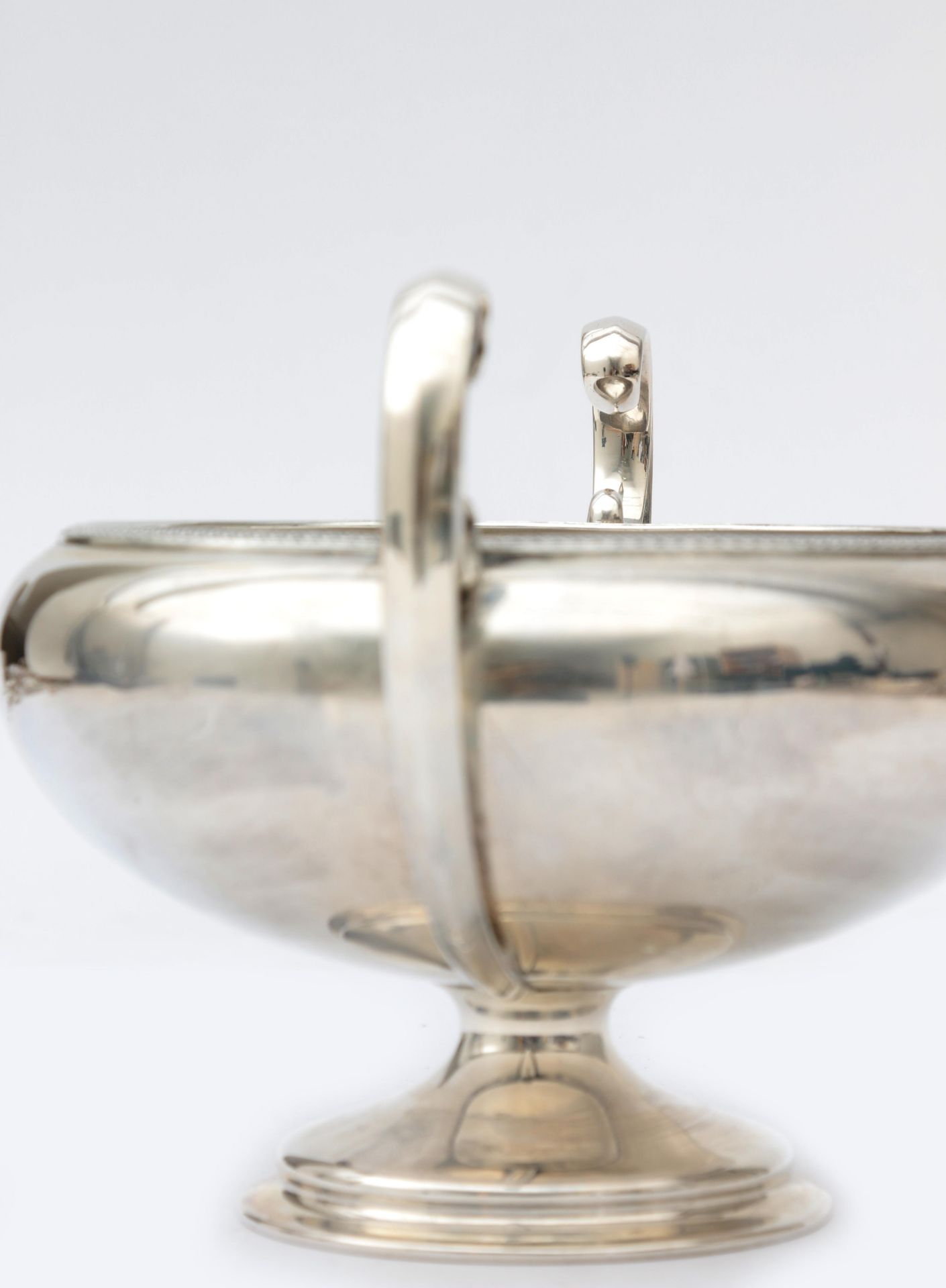 A sterling silver cream bowl on a foot, a round wide-flaring bowl with two high, upright curling - Bild 2 aus 4