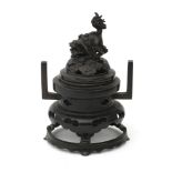 A Chinese bronze incense burner with shishi finial, 20th century. H. 7,5 cm.
