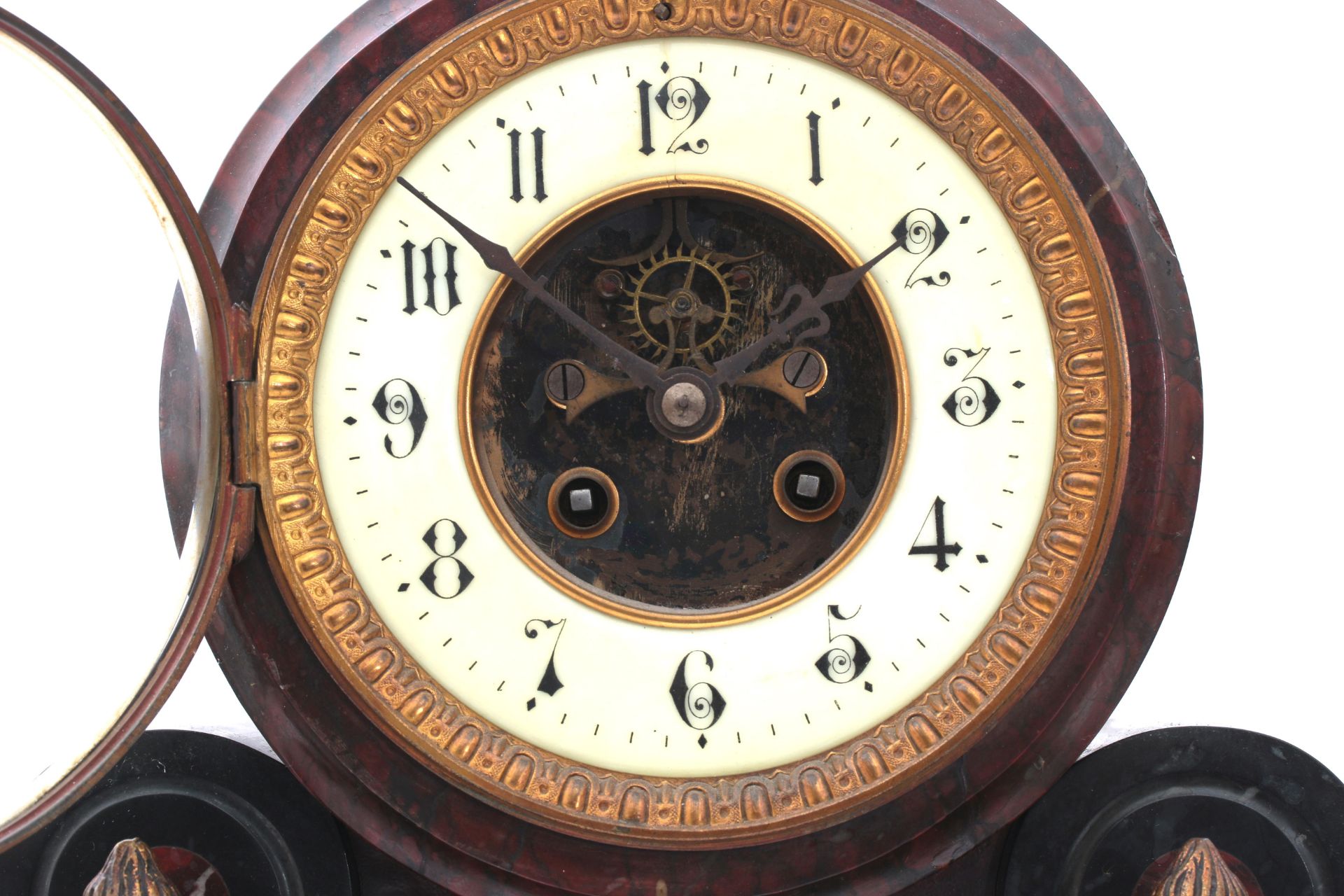 A black and red marble table clock and two coupes decorated with putti, white dial with Arabic - Bild 2 aus 4