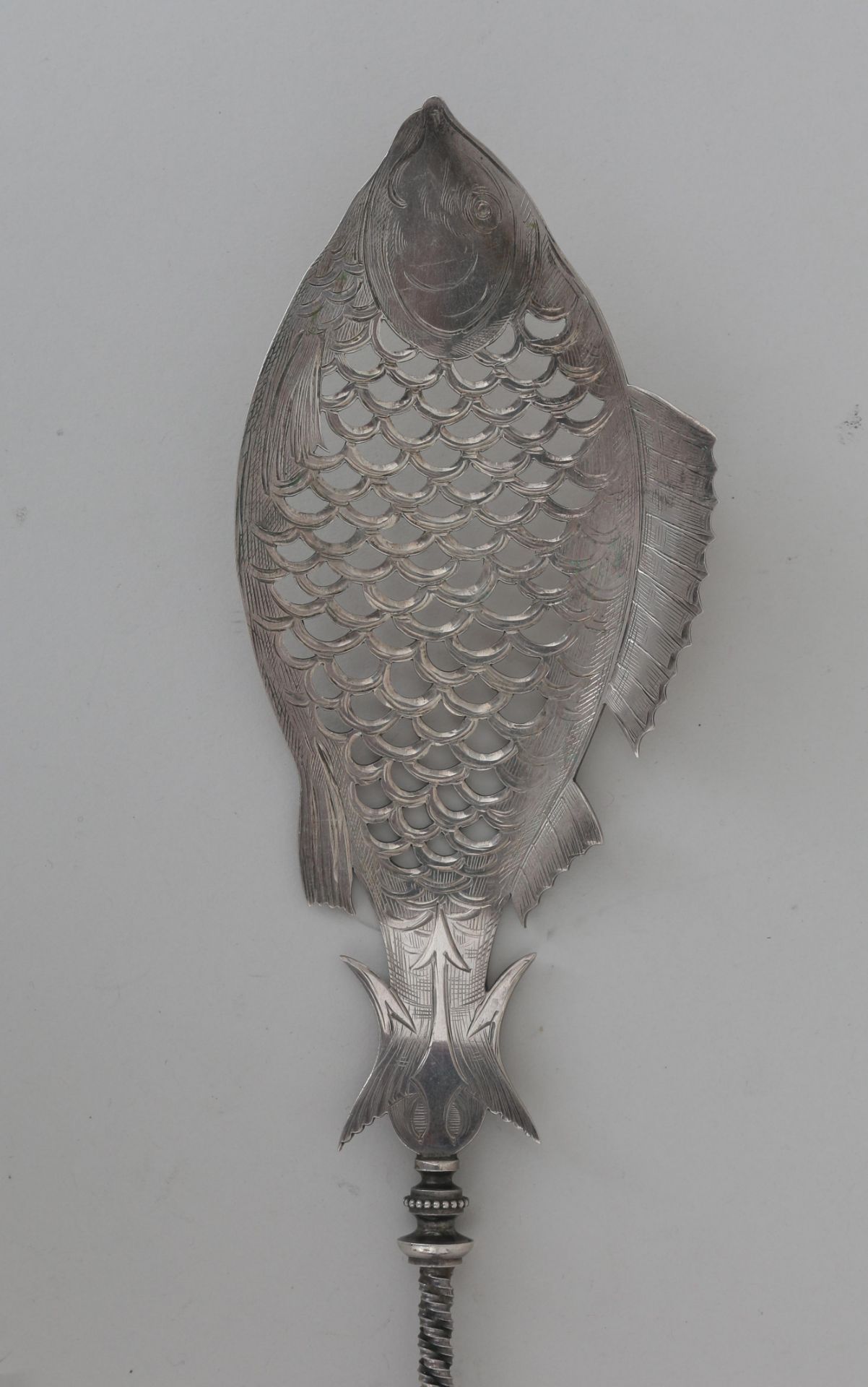 A pierced 835 silver fish slice depicting a fish, with leave finial, maker's mark: J.M. van - Bild 2 aus 4