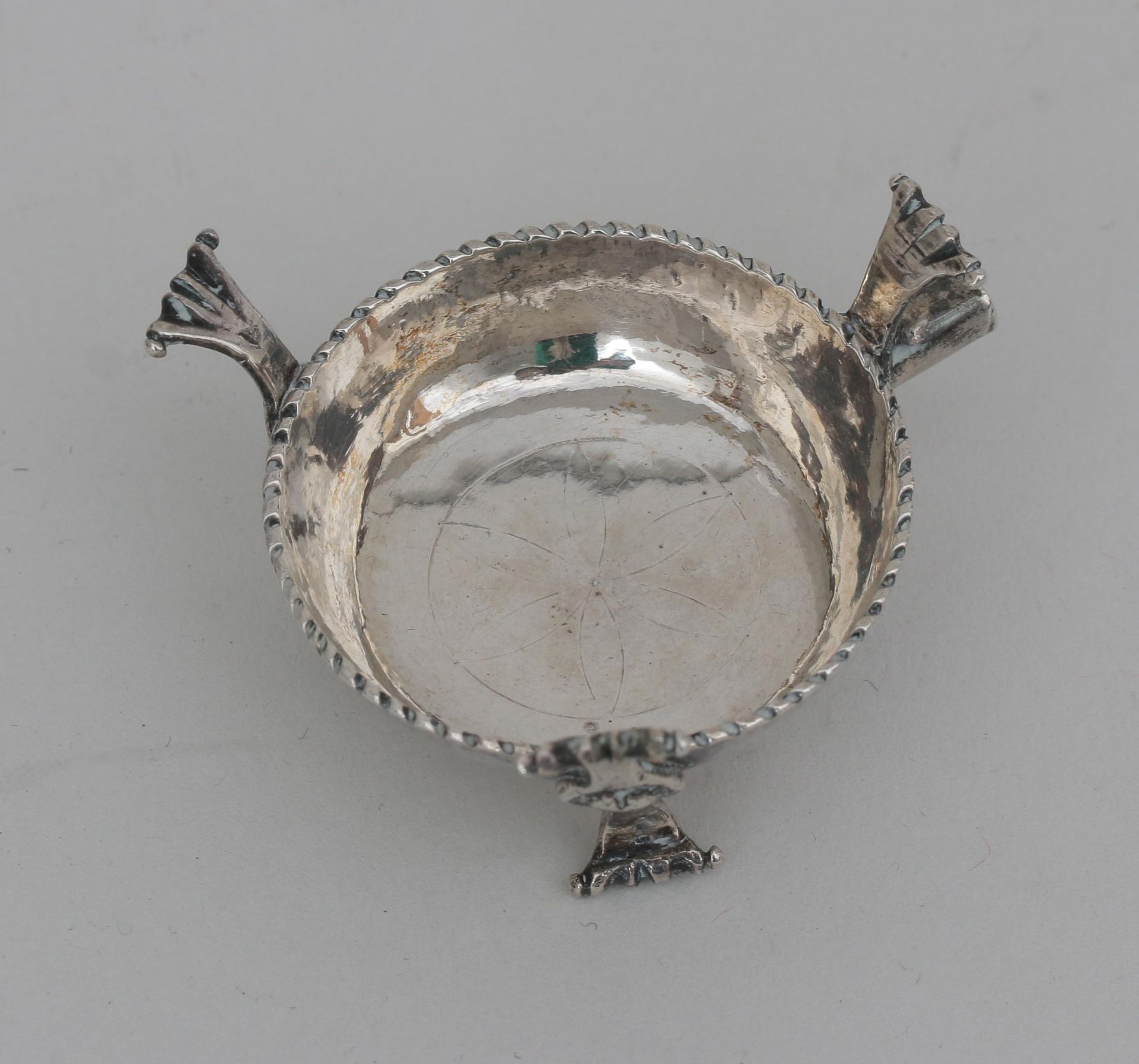 A silver miniature brazier, Amsterdam, circa 1730 makers mark: Abraham Effemans Diam. 4 cm. - Bild 2 aus 3