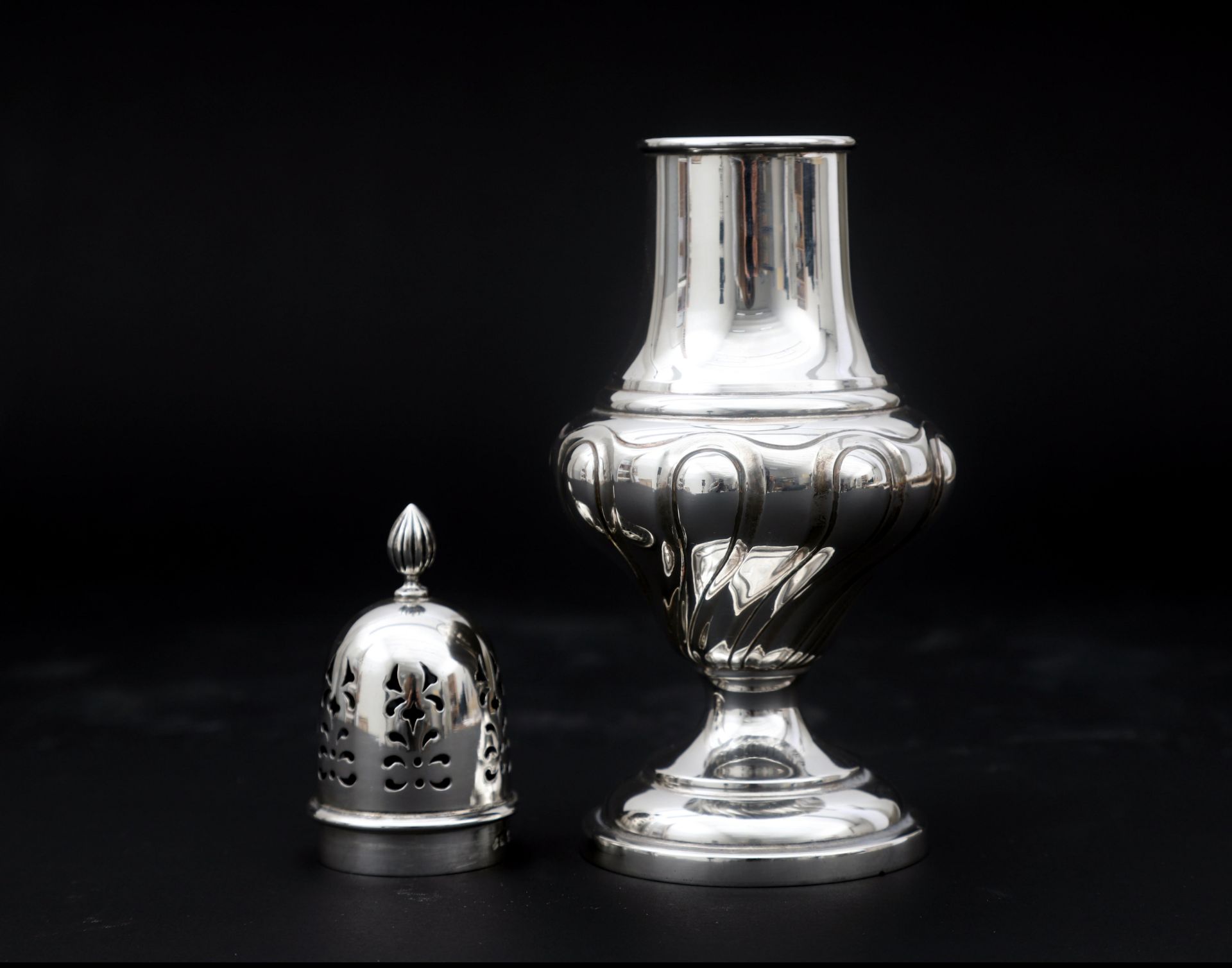 And sterling silver round baluster-shaped sugar canister with profile moldings, on a profiled foot, - Bild 3 aus 4