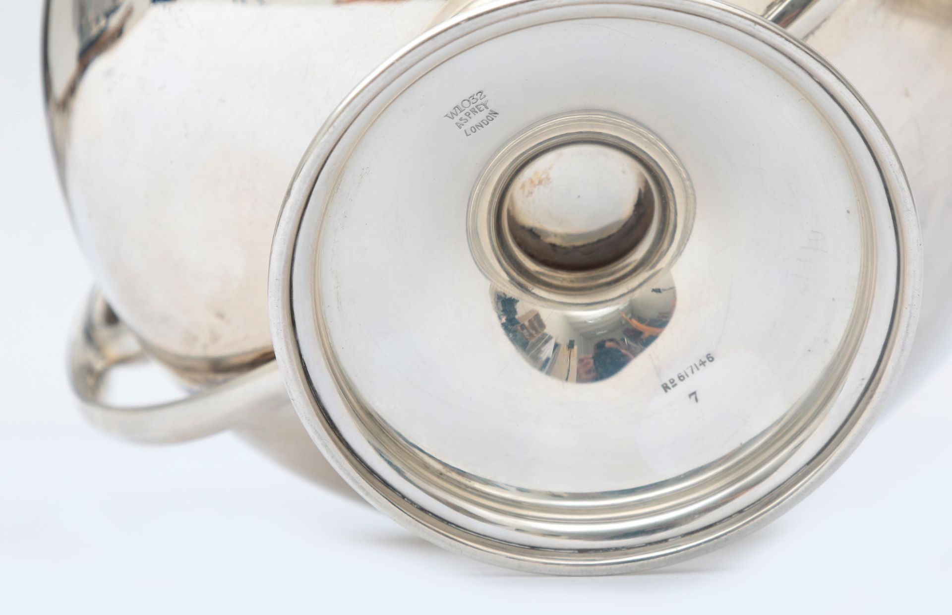 A sterling silver cream bowl on a foot, a round wide-flaring bowl with two high, upright curling - Bild 3 aus 4