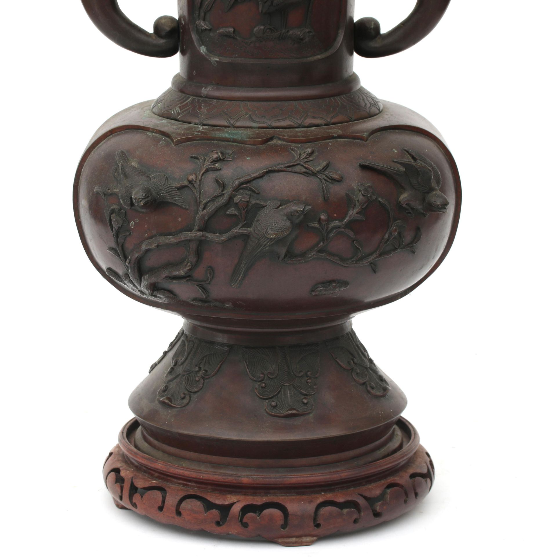 A large Japanese bronze vase with relief decoration of birds, blossoms, bamboo branches and handles - Bild 5 aus 6