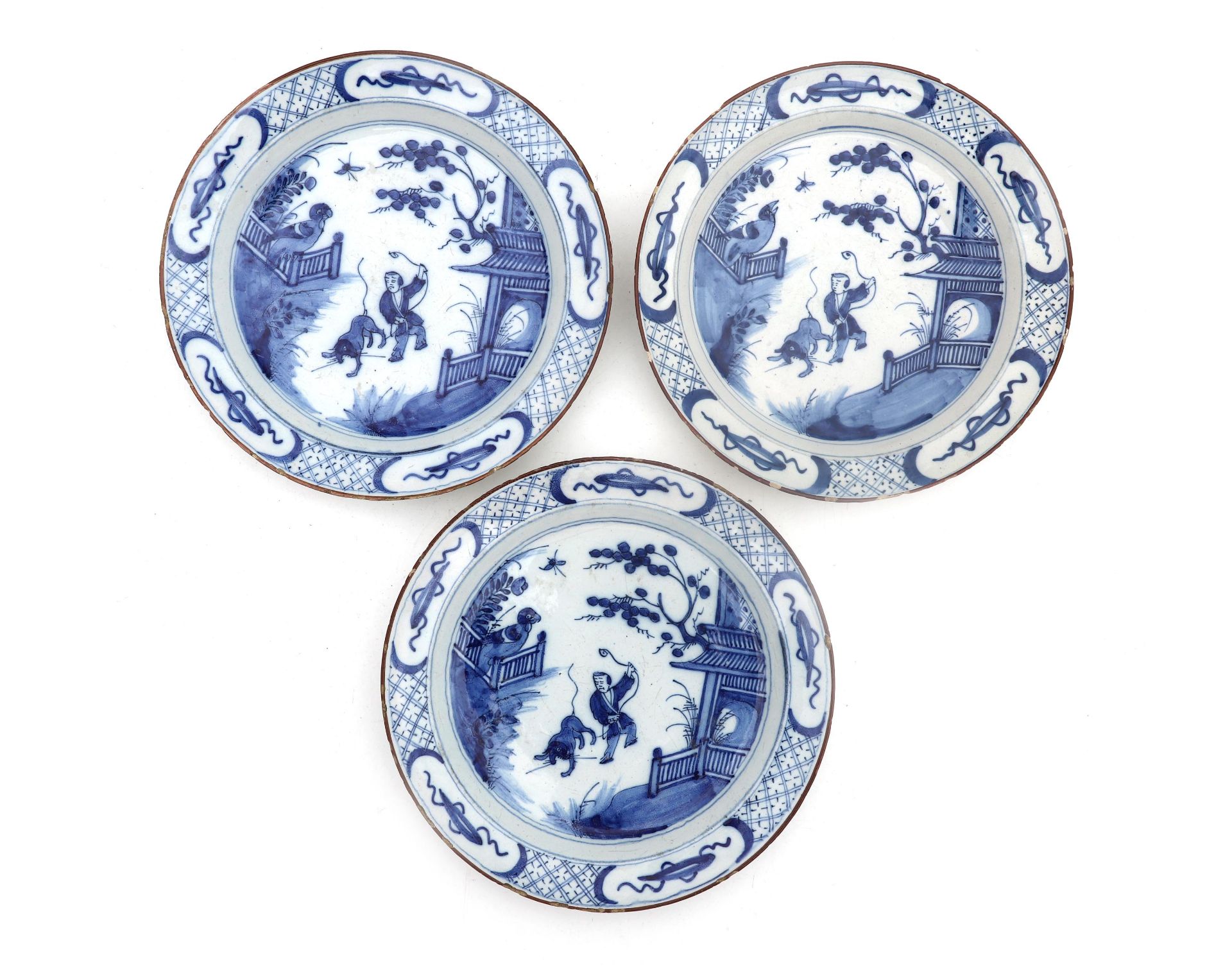 Three Delft chargers with chinoiserie motifs, Dutch, 18th century. Diam. 25,5 cm.