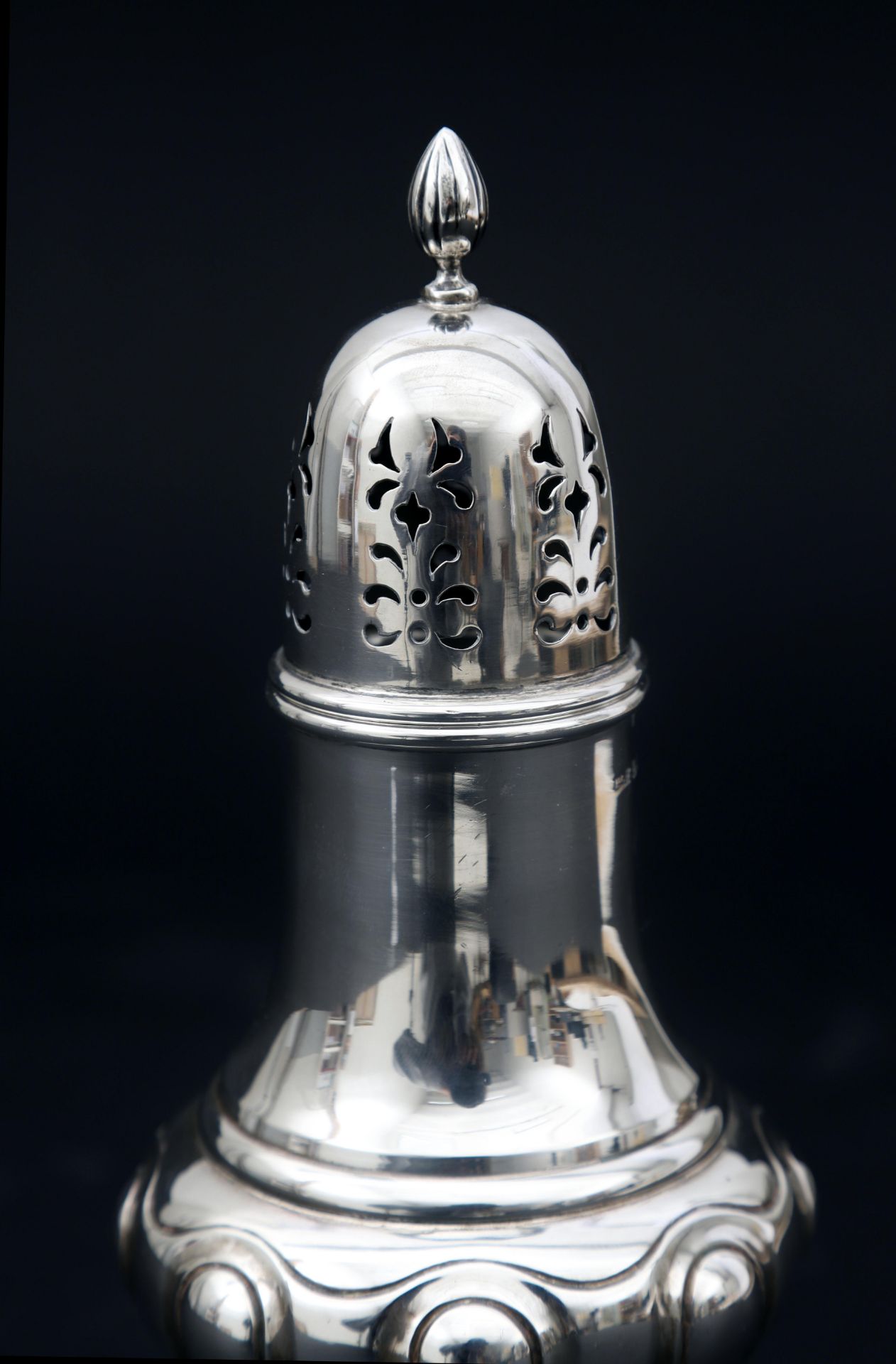 And sterling silver round baluster-shaped sugar canister with profile moldings, on a profiled foot, - Bild 2 aus 4