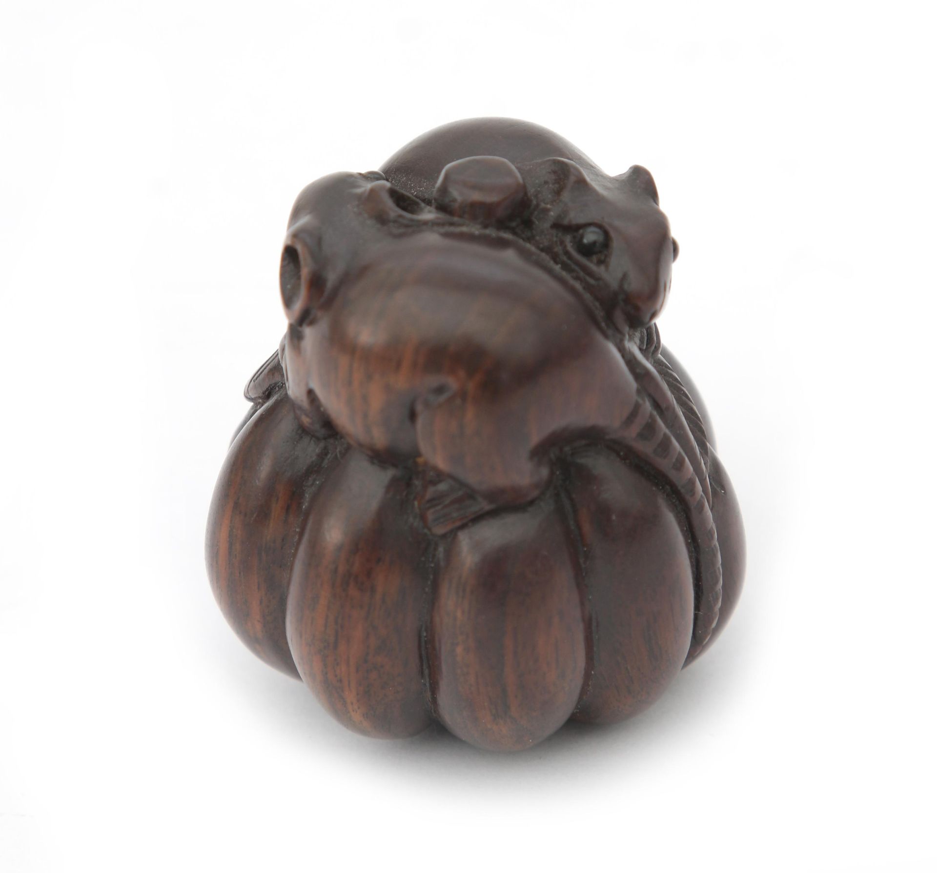 A carved wooden netsuke depicting two rats on a pumpkin, signed. 20th century - Bild 2 aus 3