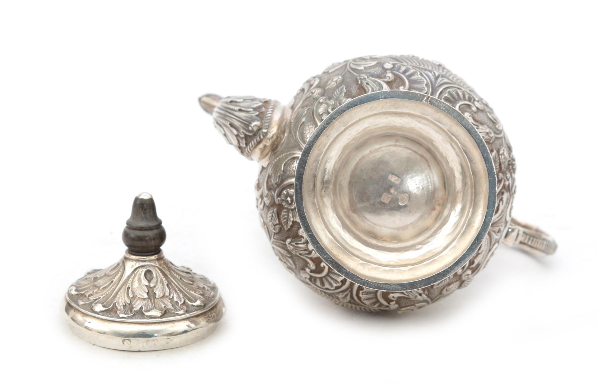 A richly decorated embossed Frisian silver mocha pot with foliate motifs and palisander finial. - Bild 3 aus 4