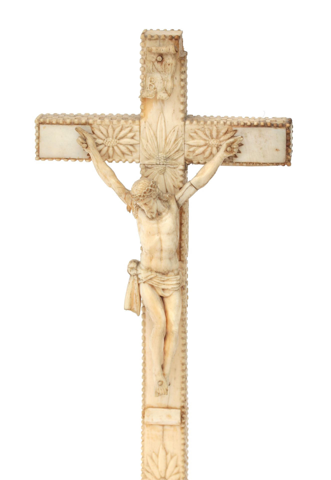 A carved bone crucifix on base decorated with stylized leaf and flower motifs, Louis XVI-stijl, - Bild 4 aus 6