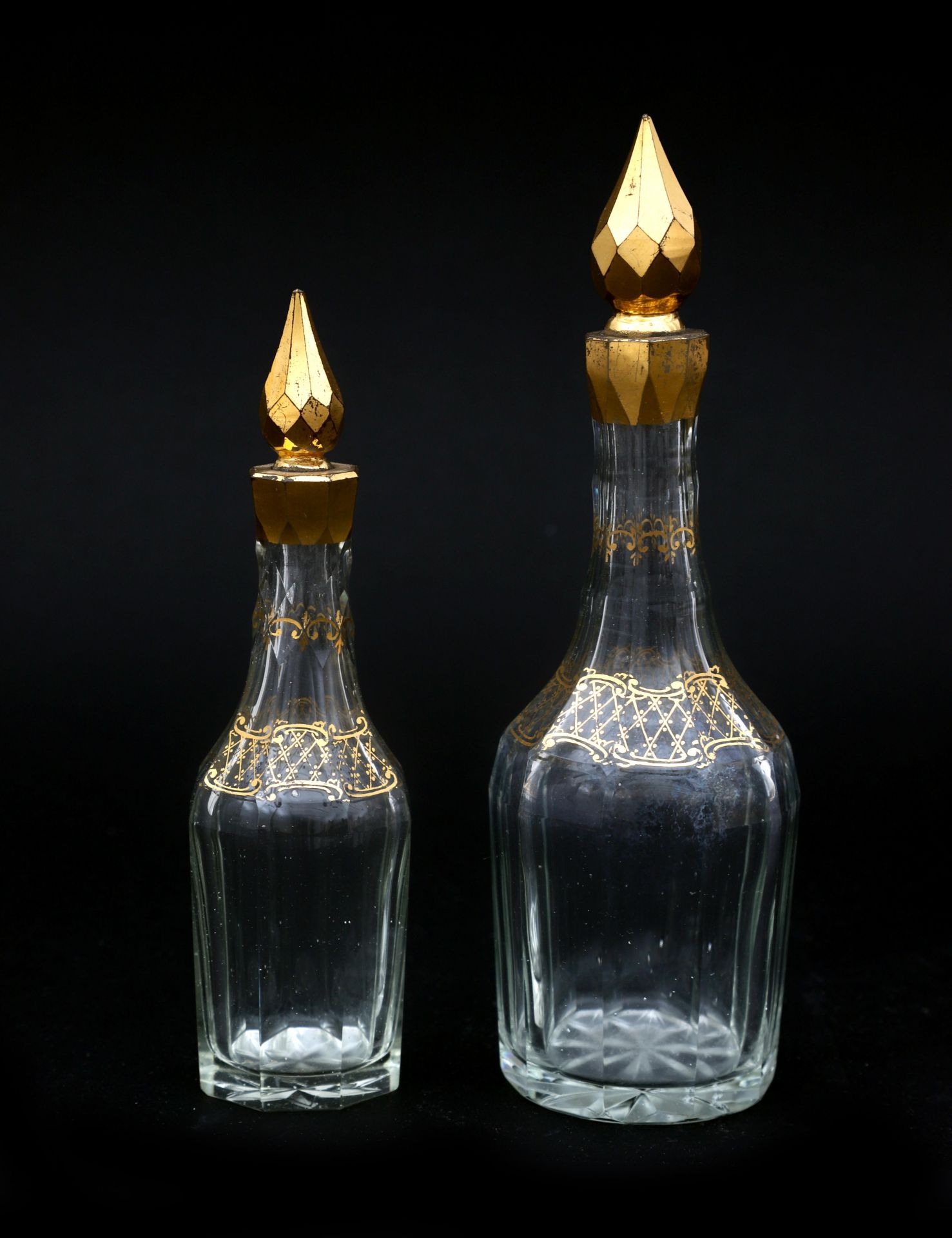 A Louis XVI-style oil and vinegar set, Dutch, 19th century. Four cut glass flasks, cold painted - Bild 2 aus 4